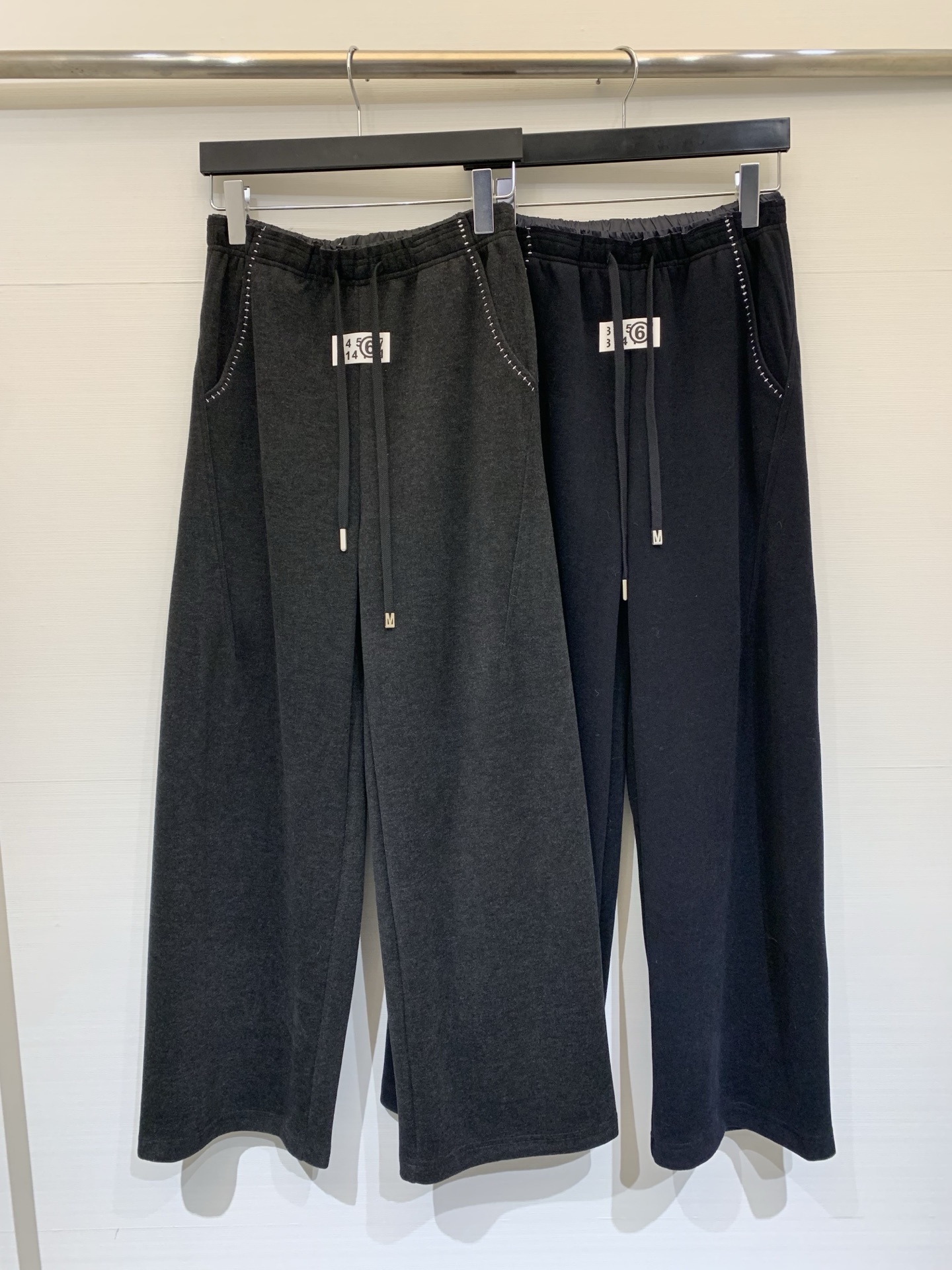 NO:687407,MM6 26 new style for early spring, open-stitched double-waisted casual pants, made of acetate wool fabric, smooth and silky, slightly thickened, very suitable for early spring, versatile upper body, slimming, two colors sml, masion margiela,19860909MM6 26早春新款 明线拼接双腰头休闲裤,采用醋酸羊毛面料,垂顺丝滑,微加厚款,非常适合早春,上身百搭显瘦 两色sml,,masion margiela,,Women's clothing
