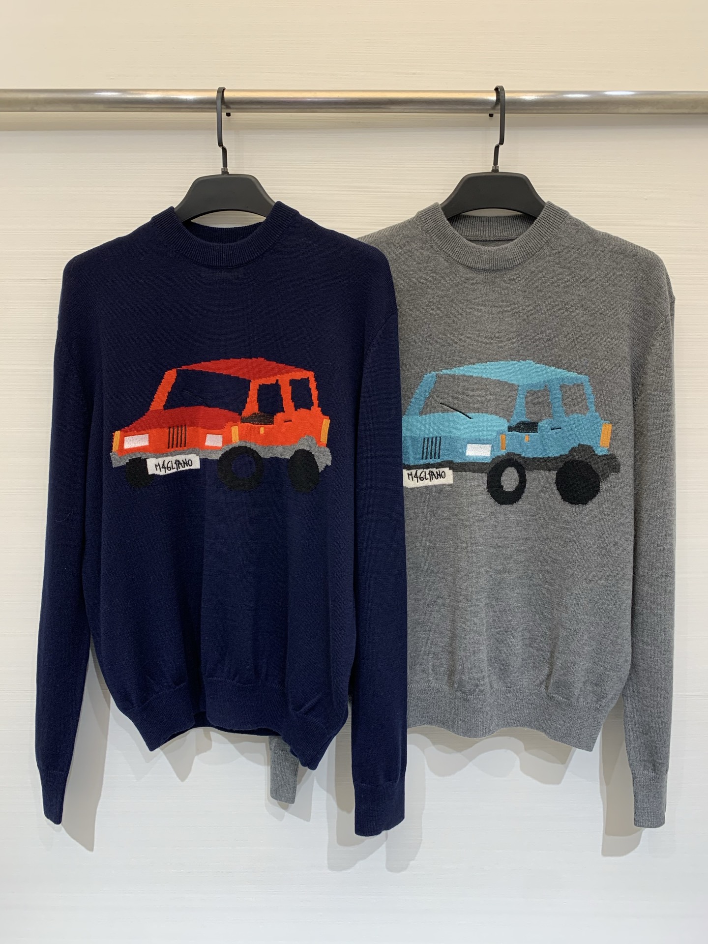 NO:687399,The Magliano car crew neck sweater continues the iconic childlike and nostalgic atmosphere. The crew neck sweater is made of soft wool and is available in blue and gray. The car pattern on the chest breaks the conventional seriousness and injects a playful and smart atmosphere into the whole. The casual and loose silhouette makes daily wear relaxed and full of attitude. Only gray SML,,sweaters,19860909Magliano 小汽车圆领毛衣,延续标志性的童趣与怀旧气息,圆领毛衣采用柔软羊毛织就,提供蓝色与灰色两款.胸前小汽车图案打破常规的严肃感,为整体注入俏皮灵动的氛围.随性宽松的廓形,将日常穿搭变得轻松又富有态度 只有灰色SML,,sweaters,,Women's clothing