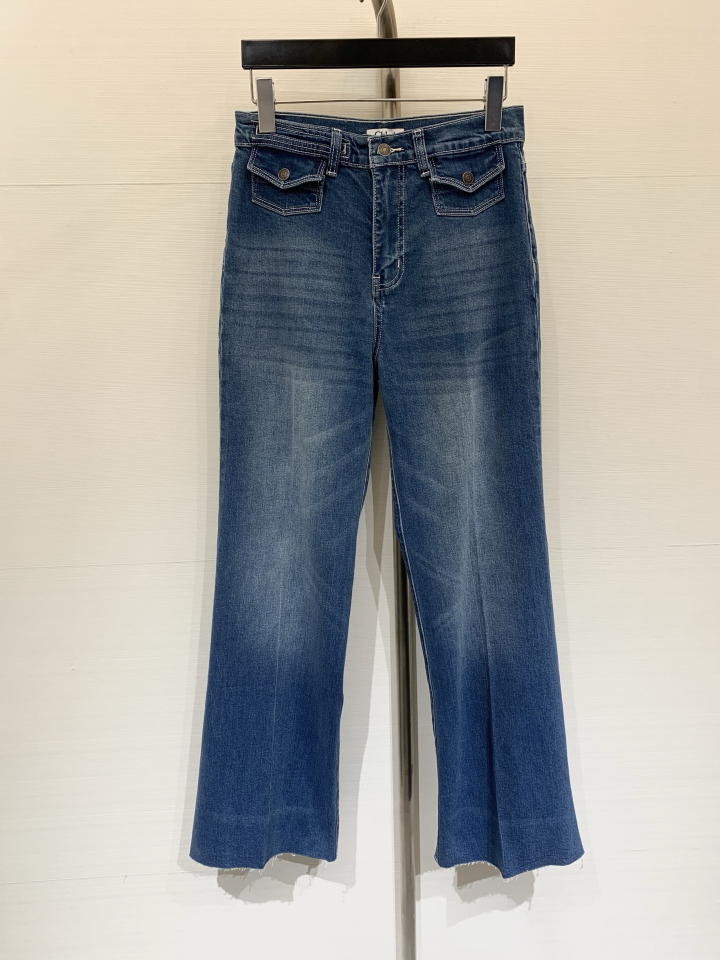 NO:693732,Chloe has the same style of high-waist slimming bootcut jeans worn by many celebrities. The high-waist design can improve the waistline and optimize body proportions. The bootcut pants are highly tolerant to the leg shape. The flap design of the trouser pockets is unique!  Washed retro denim blue, with multiple whiskering patterns on the trouser legs and raw edge design, and a high-quality leather label with the brand's logo on the back, adding a lot of highlights to the simple jeans!  The soft and draping denim fabric is comfortable yet crisp and stylish. It goes great with any top and can be worn in all seasons!  Code number 24-30,,chloe,loewe,jeans,19860909Chloe 超多明星同款高腰显瘦微喇牛仔裤,高腰设计能提高腰线,优化身材比例,微喇裤型的剪裁,对腿型包容度极高,裤头口袋翻盖设计独具一格！水洗复古牛仔蓝,多处猫须抓纹裤脚毛边设计,后面搭配品牌logo的优质皮标,为简约的牛仔裤增加了很多亮点！软糯垂感的牛仔面料,舒适的同时又挺括有型,搭配任何上衣都很赞,四季皆可穿！码数24-30,,chloe,loewe,jeans,,Women's clothing