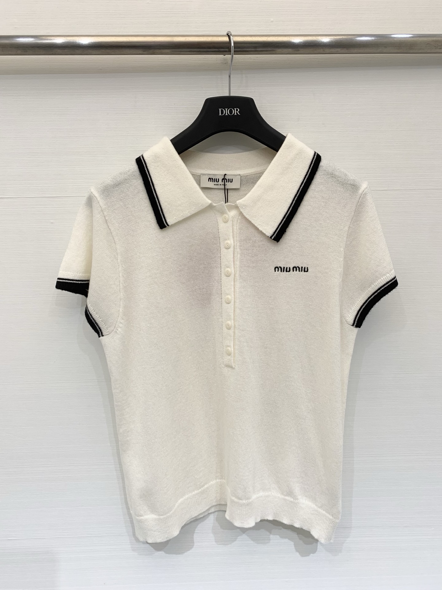 NO:694259,MIUMI* 26 new early spring style polo collar knitted short-sleeved style with logo pattern decoration and embellishment. Series models are shipped. The upper body has a high-end atmosphere. Two-color SML,,miumiu,T-shirt,19860909MIUMI* 26早春新款 polo领针织短袖款 logo图案修饰点缀 系列款出货 上身高级氛围感 两色SML,,miumiu,T-shirt,,Women's clothing