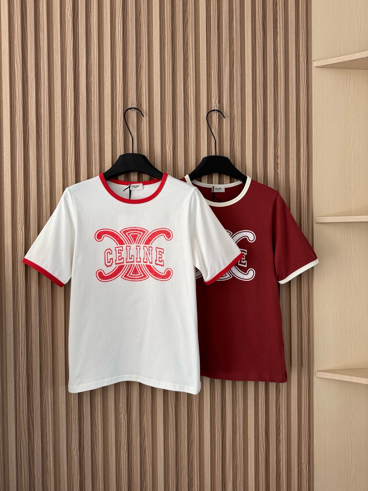 NO:694270,Celine 26 spring and summer new style Arc de Triomphe letter old print contrasting color round neck short-sleeved T-shirt, customized YB raw cotton material, soft and skin-friendly, comfortable and stylish, regular short-sleeved version, covering the flesh and making you look slimmer, the collar and cuffs echo the contrasting color binding, adding design highlights!  Two-color SML,,celine,T-shirt,tees,t-shirt,19860909Celine 26春夏新款 凯旋门字母做旧印花撞色包边圆领短袖T恤,定制YB原生全棉材质,柔软亲肤,舒适有型,常规短袖版型,遮肉显瘦,领口与袖口呼应撞色包边,增加设计亮点！两色SML,,celine,T-shirt,tees，t-shirt,,Women's clothing