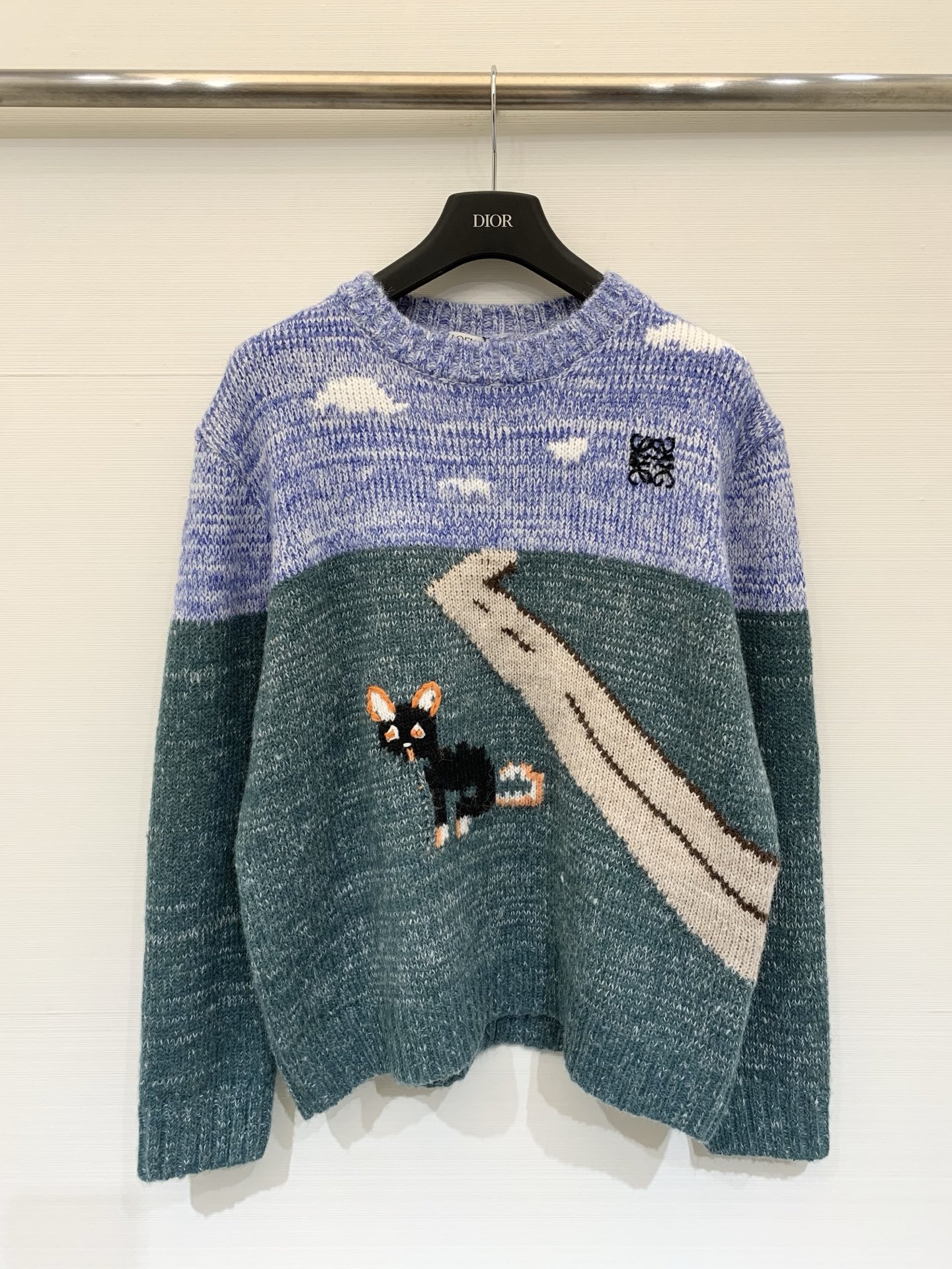 NO:708353,Loewe & Louis Wain co-branded 26 early spring new style. Cat party members will be stunned by the cuteness. Round neck knitted long-sleeved style. Blue sky and white clouds. Grassland cat jacquard. One color sml,, louis vuitton, loewe,19860909Loewe & Louis Wain联名 26早春新款 猫猫党要被萌晕了,圆领针织长袖款 蓝天白云草地猫咪提花 一色sml,,louis vuitton,loewe,,Women's clothing