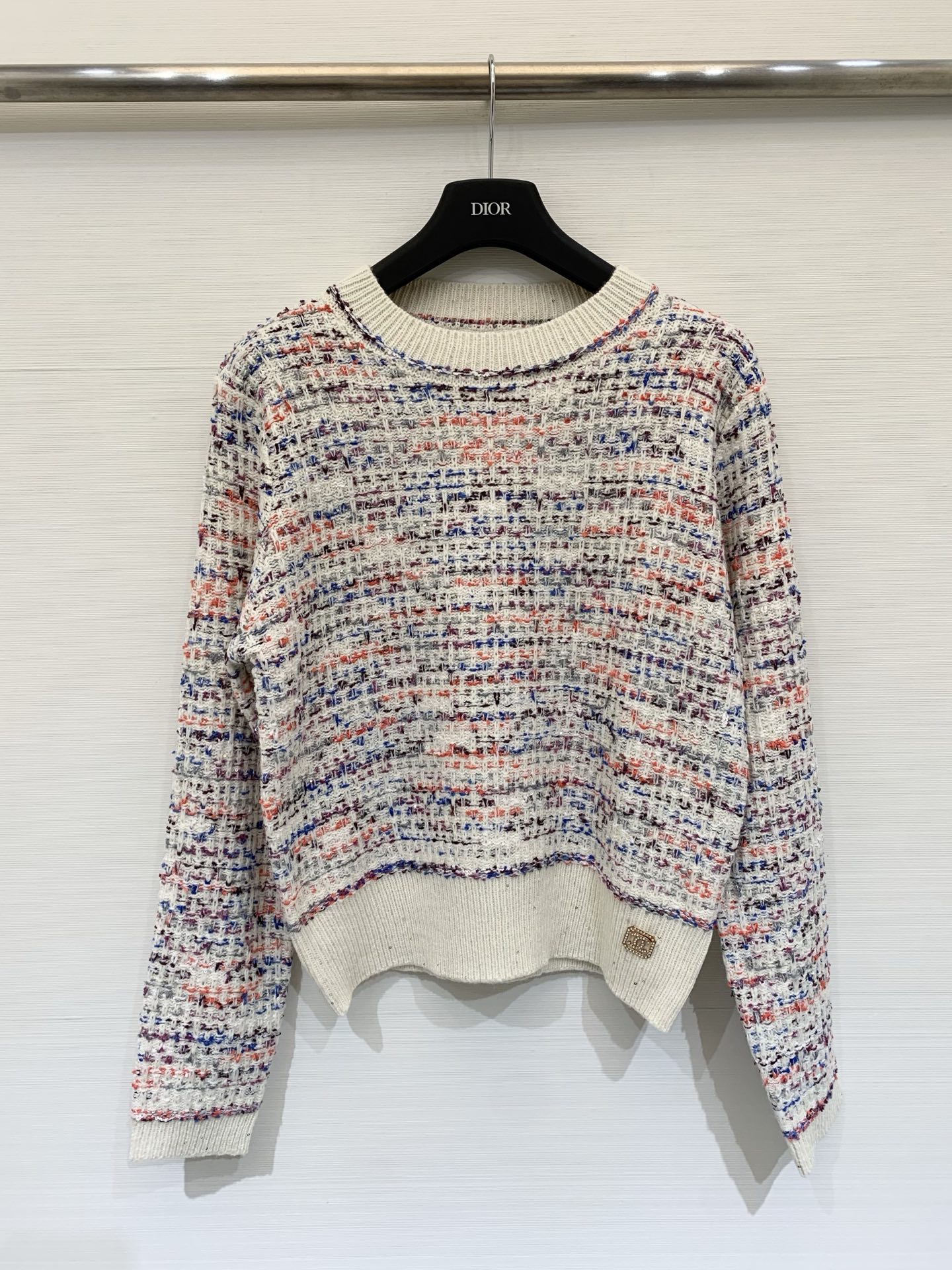 NO:708360,CHANEL 26 early spring series, small fragrant style tweed round neck knitted long sleeves, soft and textured, round neck + pearl button design, easy to control for commuting and leisure, multi-color blended tweed, rich texture, paired with simple inner wear or jeans, the French romantic atmosphere is directly filled. Two colors sml,,chanel,jeans,19860909CHANEL 26早春系列款 小香风粗花呢圆领针织长袖,柔软又有质感,圆领+珍珠纽扣设计,通勤休闲都能轻松驾驭,多色混纺粗花呢,纹理丰富,搭配简约内搭或牛仔裤,法式浪漫氛围感直接拉满 两色sml,,chanel,jeans,,Women's clothing