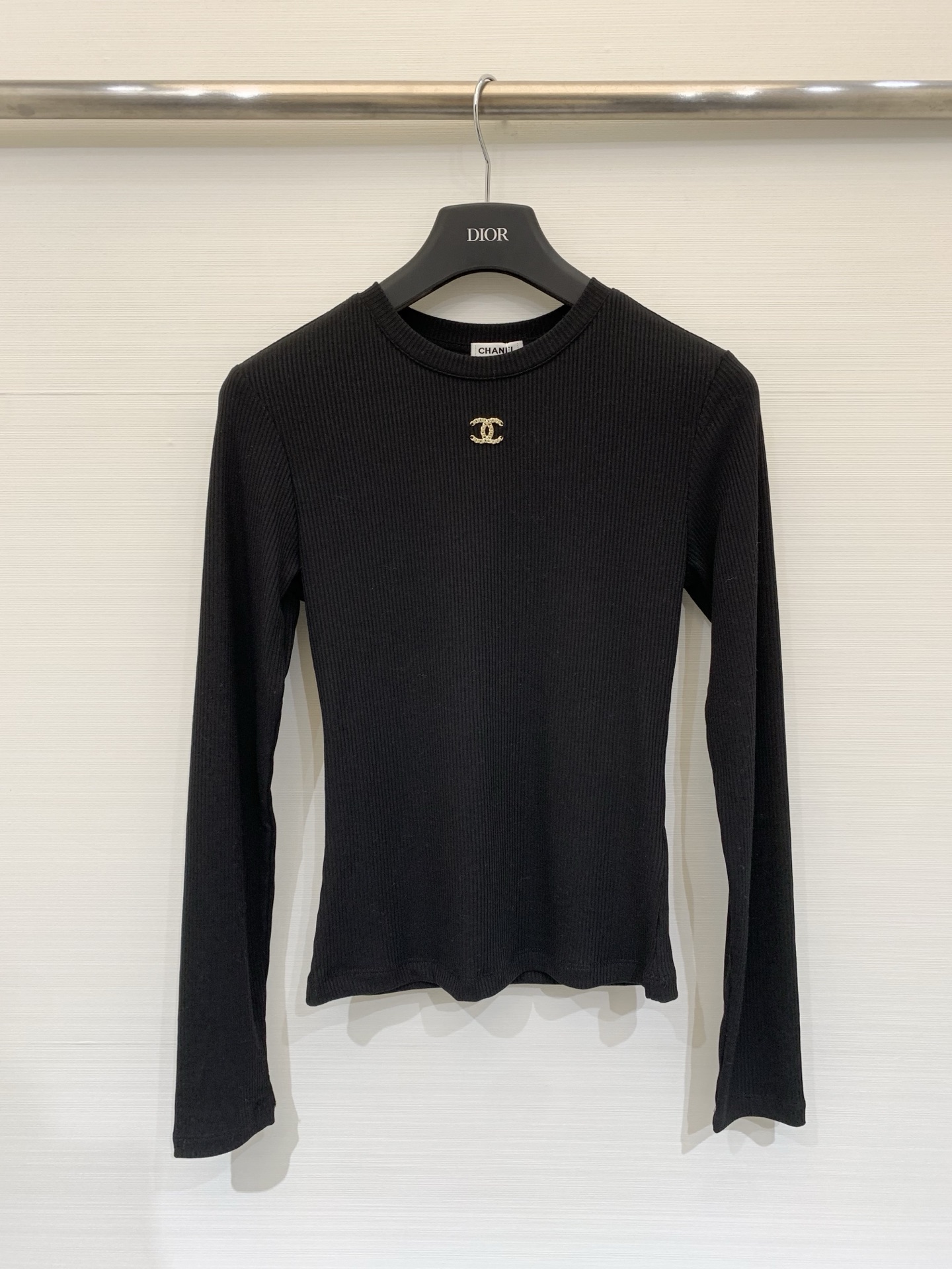 NO:708368,Chanel 26 early spring new style hand-sewn diamond-embellished logo round neck long-sleeved T-shirt. The classic small round neck design is simple and easy to wear, lazy and casual. Purely hand-sewn metal diamond-embellished small fragrance logo is not easy to fall off. Two-color sml, chanel, tees, t-shirt,19860909Chanel 26早春新款 手缝钻饰logo圆领长袖T恤 经典的小圆领设计简洁好穿 ,慵懒又随意感觉,纯手工粗细缝制金属钻饰小香logo,不易掉 两色sml,,chanel,tees，t-shirt,,Women's clothing