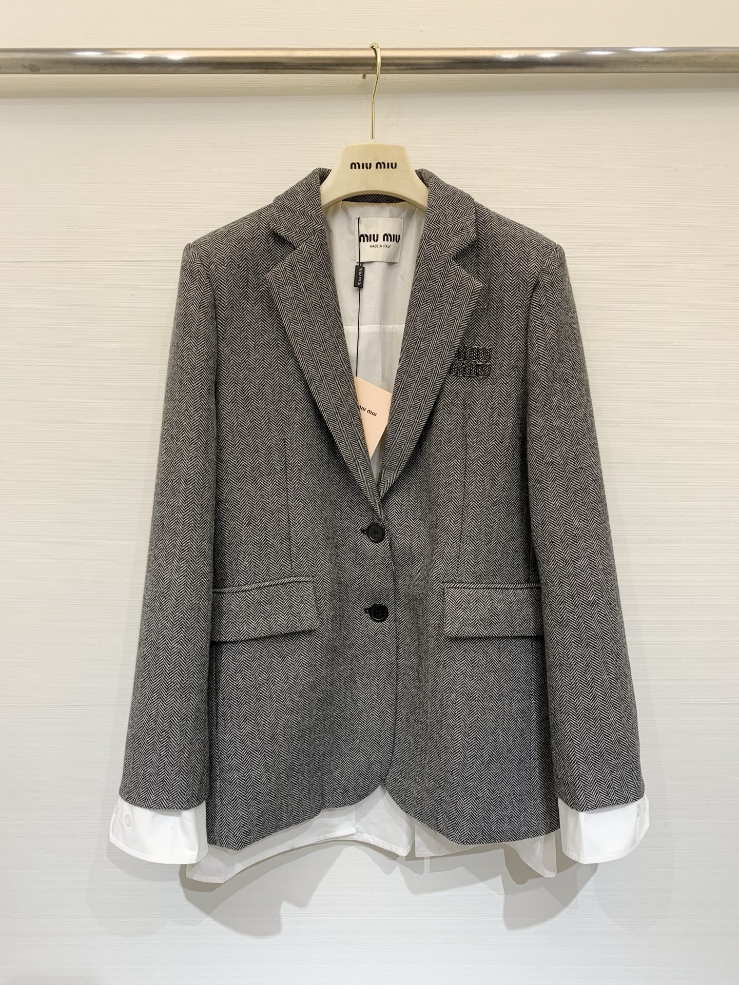 NO:708372,MIUMI* Classic fake two-piece suit jacket, yb customized wool herringbone pattern fake two-piece suit jacket, letter patch embroidery embellishment, contrasting color design, very eye-catching, high-end and western style must-have, size SMLXL,,miumiu,jackets & coats,business suit,19860909MIUMI* 经典款假两件西服外套 yb定制羊毛人字纹假两件西装外套 字母贴布绣点缀 撞色设计 非常吸睛 高端洋气必备 码数SMLXL,,miumiu,jackets & coats,business suit,,Women's clothing