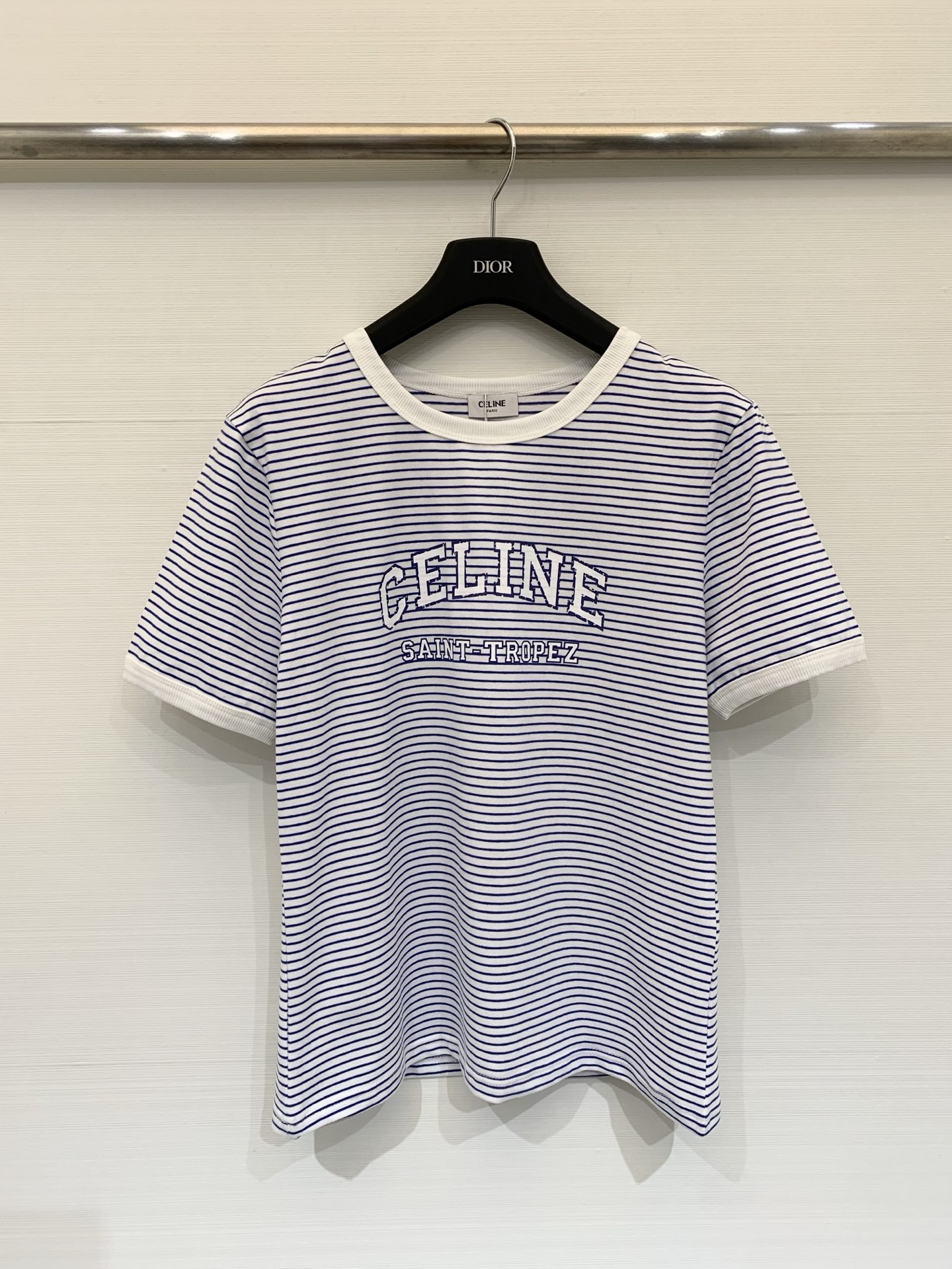 NO:708374,Celine classic striped logo round neck T-shirt. The upper body feels like a wealthy daughter. One color sml,,celine,tees,t-shirt,19860909Celine 经典款 条纹Logo圆领T恤 上身富家千金的感觉 一色sml,,celine,tees，t-shirt,,Women's clothing
