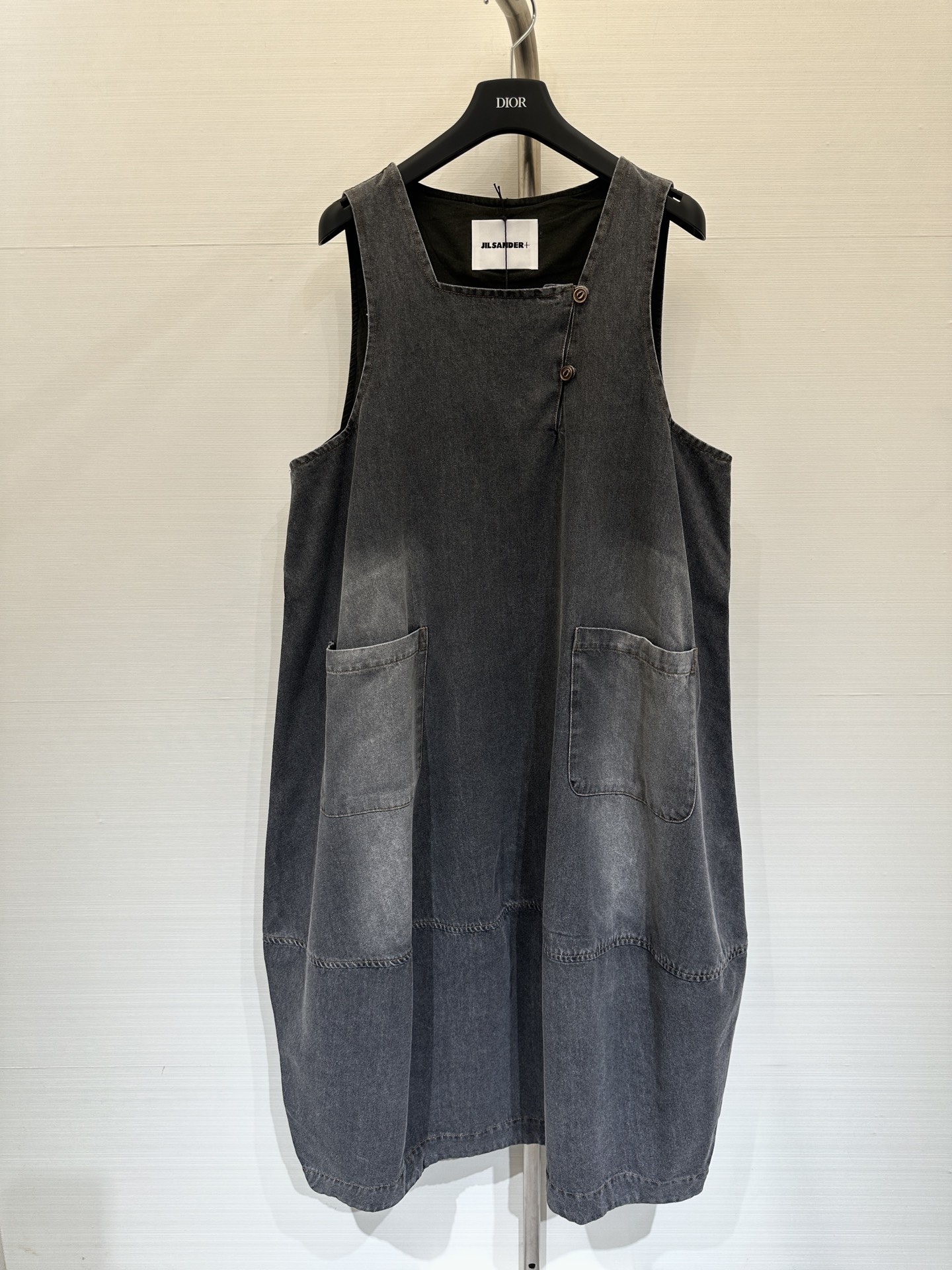 NO:708377,JILSANDER 26 early spring new style sleeveless denim vest dress, using distressed black and gray tones, the overall loose straight silhouette, square neckline, large front patch pockets, the old washing process allows the denim fabric to show a natural retro texture, sleeveless tailoring with a loose fit, a great item for a lazy and casual style. One color sml,,jil sander,skirts,19860909JILSANDER 26早春新款 无袖牛仔背心裙,采用做旧黑灰色调,整体为宽松的直筒廓形,方形领口,正面大尺寸贴袋,做旧水洗工艺让牛仔面料呈现出自然的复古肌理,无袖剪裁搭配宽松版型,慵懒随性风格的绝佳单品 一色sml,,jil sander,skirts,,Women's clothing