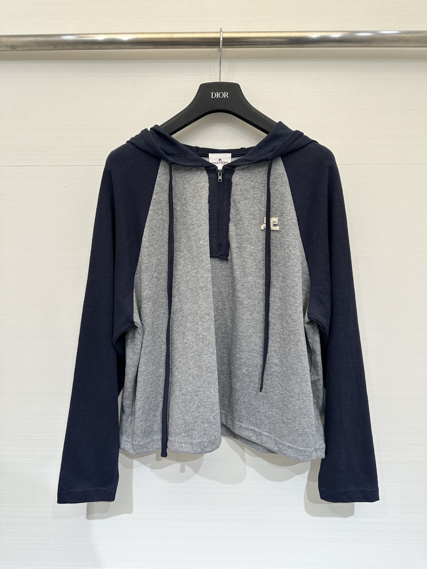 NO:708672,Courreges 26 early spring new style, contrasting color hooded long sleeves, color-blocking design, overall loose short silhouette, classic hooded shape, raglan sleeves cut to modify the shoulder line, loose shoulder design not flattering the body shape, soft fabric with both breathability and skin-friendly feel, whether it is daily outing or leisure at home, you can easily create a simple and layered style. Two-color sml,, hats,19860909Courreges 26早春新款 撞色连帽长袖,拼色设计,整体为宽松的短款廓形,经典连帽造型,插肩袖剪裁修饰肩线,宽松的落肩设计不挑身形,柔软面料兼具透气性与亲肤感,无论是日常出街还是休闲居家,都能轻松打造出简约又有层次感的穿搭风格 两色sml,,hats,,Women's clothing