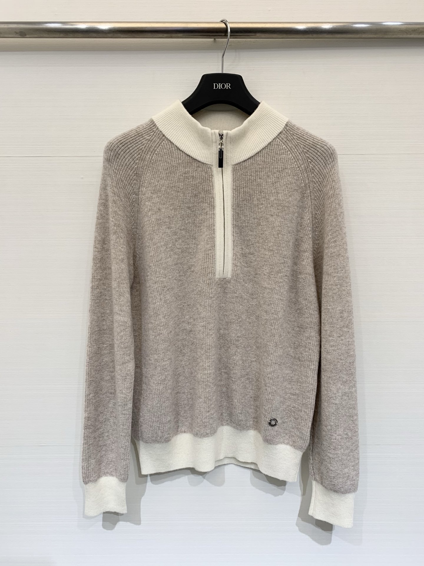 NO:708681,270L 26 early spring new model. Half-zip contrasting knitted long sleeves. Made of high-quality wool. It feels soft and skin-friendly. It has both warmth and drape. It shows a delicate texture. It can be worn alone or layered with coats and suits to create a high-end commuting atmosphere. Three-color SML, loro piana, business suit,19860909270L 26早春新款 半拉链撞色针织长袖,采用高品质羊毛,触感柔软亲肤,兼具保暖性与垂坠感,呈现出细腻的肌理质感,日常单穿或叠搭大衣、西装都能营造出高级通勤氛围 三色SML,,loro piana,business suit,,Women's clothing