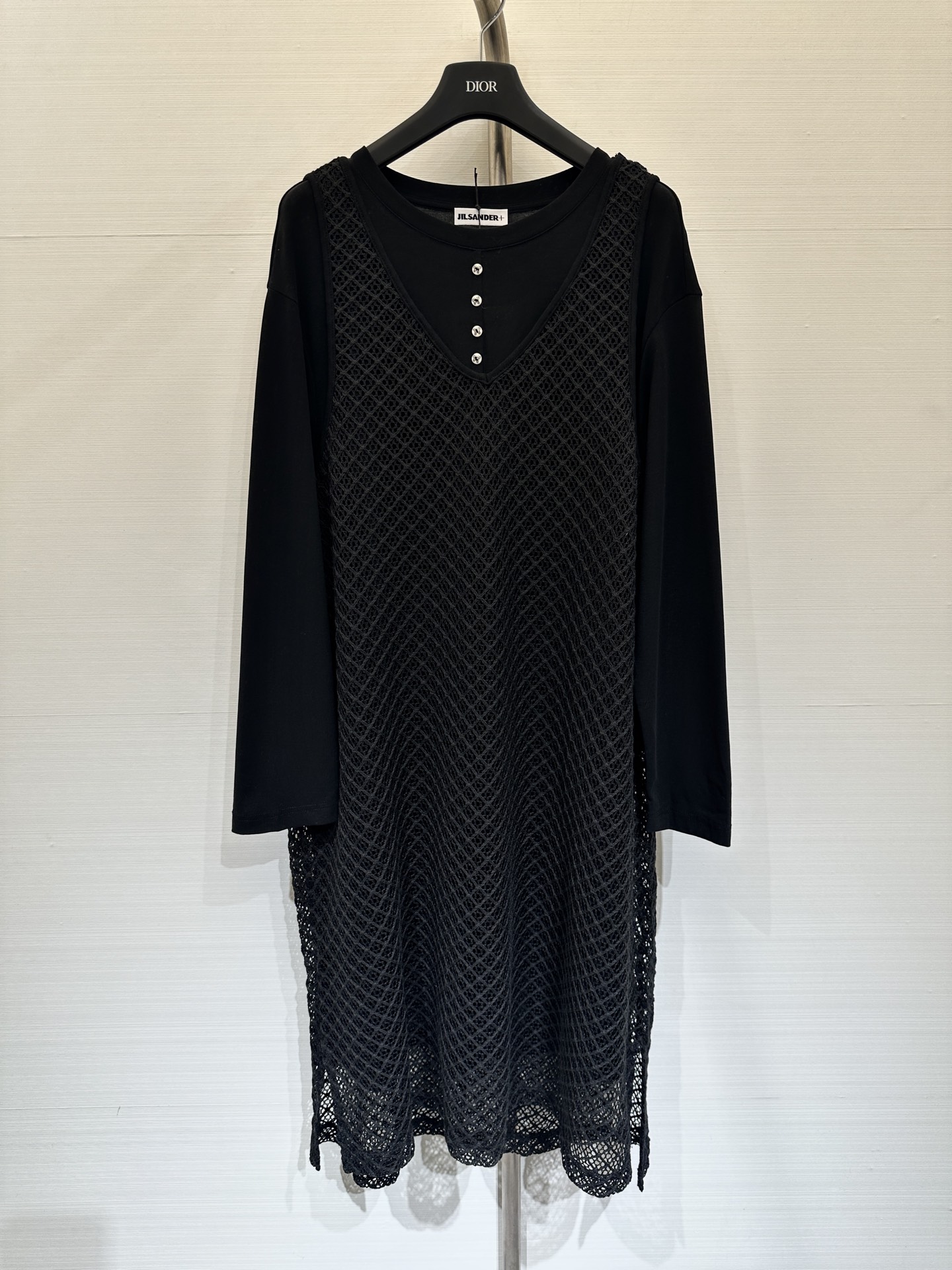 NO:708668,JILSANDER 26 new early spring two-piece round-neck long-sleeved mesh dress set, round-neck long-sleeved dress + lace hollow V-neck sleeveless overskirt, loose straight silhouette, lazy yet sophisticated, the outer layer is a rhombus lace vest dress, the lace fringe at the skirt adds a smart texture, the black color combination makes the overall look low-key and layered Code number SML,,jil sander,skirts,19860909JILSANDER 26早春新款 圆领长袖网纱连衣裙两件套,圆领长袖连衣裙+蕾丝镂空V领无袖罩裙,宽松的直筒廓形,慵懒又不失精致感,外层是菱格纹蕾丝背心裙,裙摆处的蕾丝流苏边增添灵动质感,黑色系的搭配让整体造型低调又有层次 码数SML,,jil sander,skirts,,Women's clothing