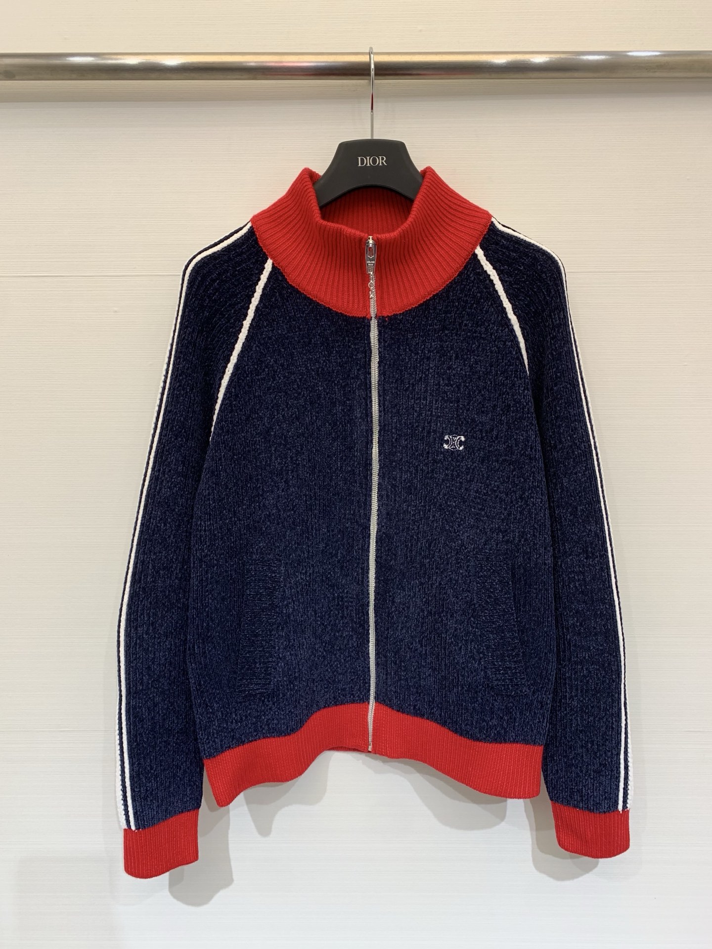 NO:708664,Celine 26 early spring new style contrasting zipper knitted cardigan jacket, with a college style, the contrasting color design is very age-reducing, the upper body instantly feels high-end, two-color sml,,celine,jackets & coats,19860909Celine 26早春新款 撞色拉链针织开衫外套,一眼学院风,撞色设计非常减龄,上身秒高级感 两色sml,,celine,jackets & coats,,Women's clothing