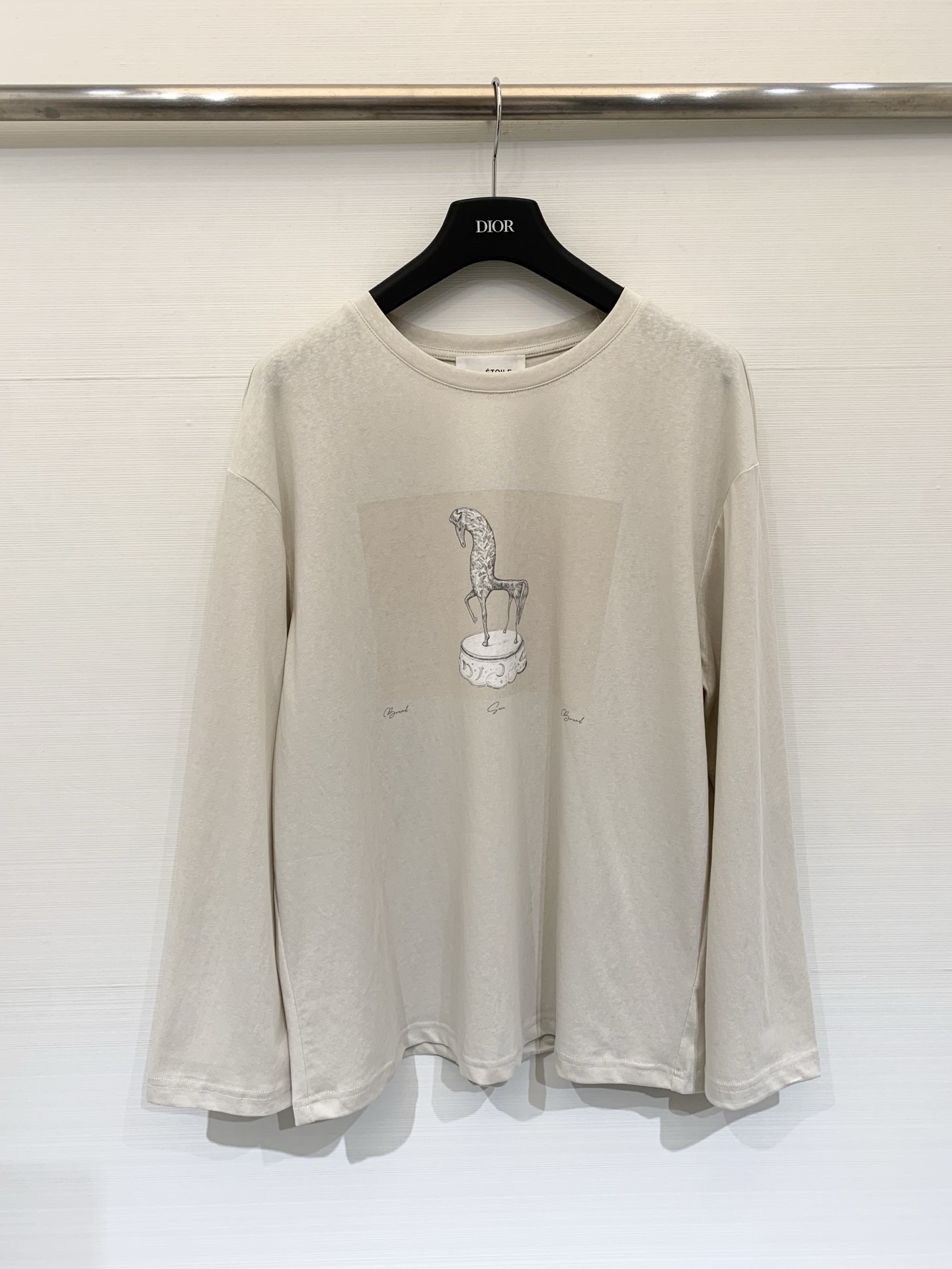 NO:709069,Isabel Marant 26 early spring new style loose long-sleeved T-shirt with sketch print, full of modern artistic sketch pony pattern, adopts oversize loose cut, dropped shoulder sleeve design with slightly wide body, strong tolerance for body shape, creating a lazy and casual dressing effect. Two-color sml, versace, tees, t-shirt,19860909IsabelMarant 26早春新款 素描印花宽松长袖T恤,充满现代艺术感的素描小马图案,采用oversize宽松剪裁,落肩袖设计搭配微阔的衣身,对身材包容性强,打造慵懒随性的穿搭效果 两色sml,,versace,tees，t-shirt,,Women's clothing