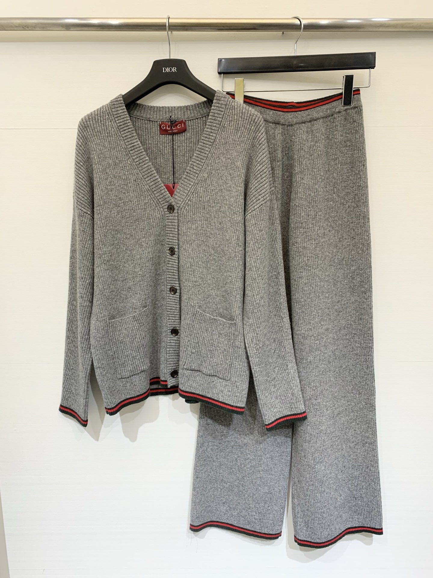 NO:709073,Tops and trousers Gucci 25 new autumn and winter style Knitted V-neck knitted suit (can be separated) V-neck cardigan knitted trousers Customized logo button decoration Classic contrasting trim High-end at a glance Size SML,,gucci,19860909上衣 长裤Gucci 25秋冬新款 针织V领针织套装（可分开） V领开衫针织长裤 定制Logo纽扣修饰 经典撞色边饰 一眼高级 码数SML,,gucci,,Women's clothing
