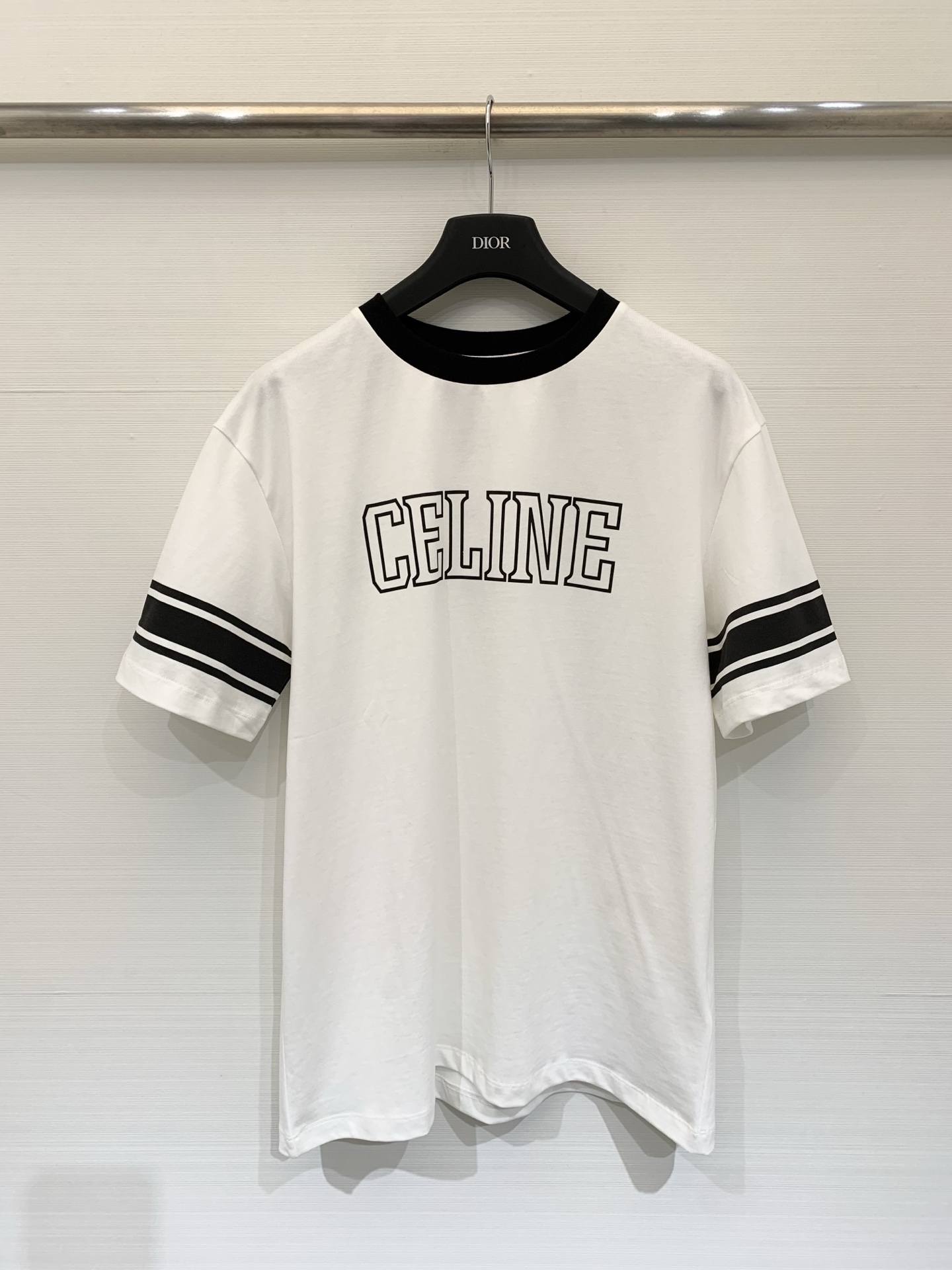 NO:709071,Celine 26 early spring new style American retro printed letter short-sleeved T-shirt, contrasting color craftsmanship on collar and cuffs, classic Logo printing on the chest, very retro code number SML,,celine,T-shirt,tees,t-shirt,19860909Celine 26早春新款 美式复古印花字母短袖T恤,衣领、袖口撞色工艺,胸前经典Logo印花,非常复古 码数SML,,celine,T-shirt,tees，t-shirt,,Women's clothing
