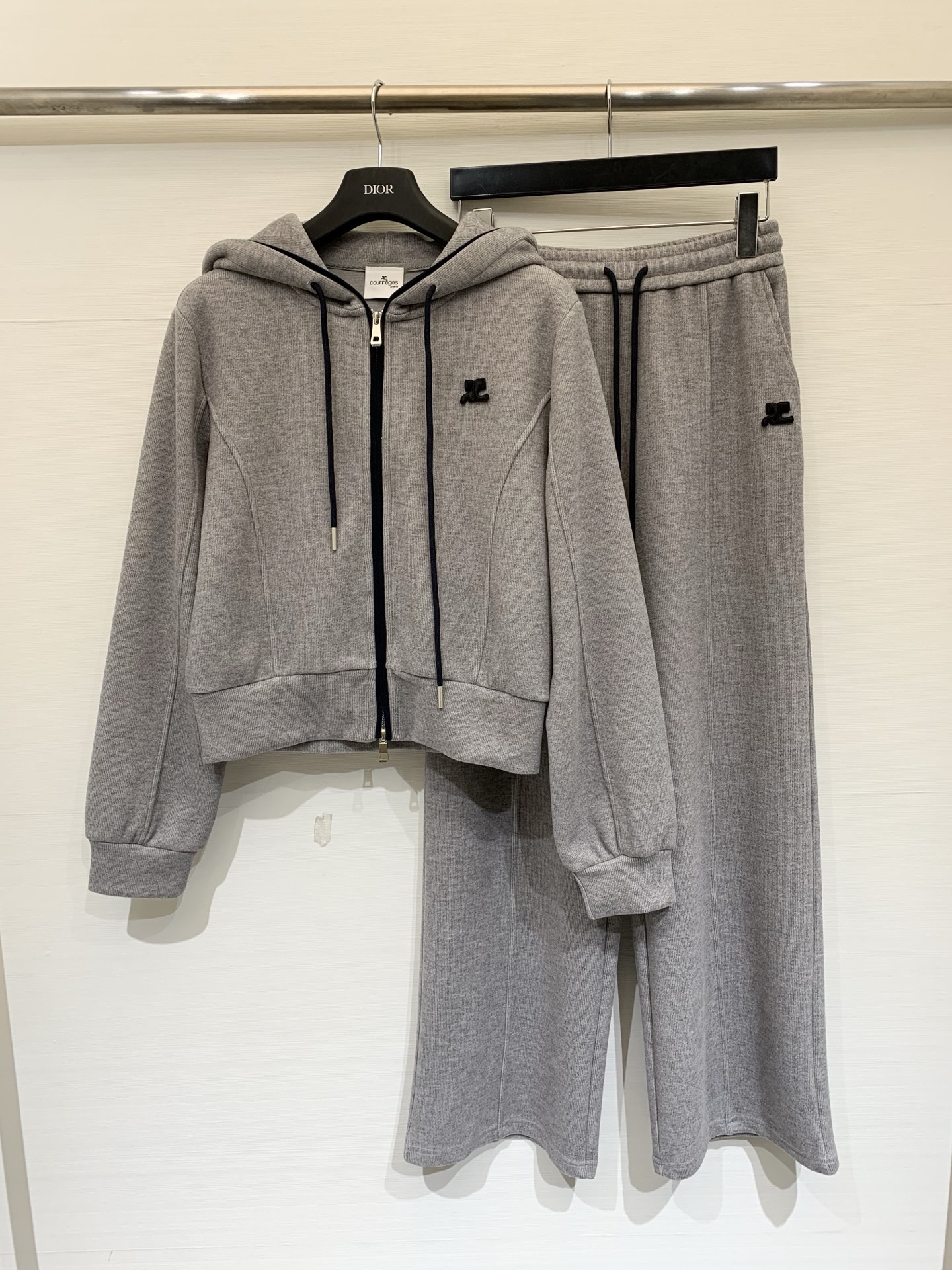 NO:709332,Courreges 26 new early spring hooded cardigan sweatshirt suit, short cut to raise the waistline, modify the body proportions, hood with contrasting drawstring, metal zipper opening and closing, logo logo on the chest, simple and recognizable, wide-leg version is loose and comfortable, the whole set can be combined to create a casual look, it can also be separated and combined with other items, suitable for daily outings, casual commuting and other scenarios. Two-color SML, hoodie, sweatshirts, hats,19860909Courreges 26早春新款 连帽开衫卫衣套装,短款剪裁拉高腰线,修饰身材比例,连帽配撞色抽绳,金属拉链开合,胸前点缀Logo标识,简约又具辨识度,阔腿版型宽松舒适,整套搭配打造随性造型,也可拆分与其他单品组合,适配日常出街、休闲通勤等多种场景 两色SML,,hoodie,sweatshirts,hats,,Women's clothing