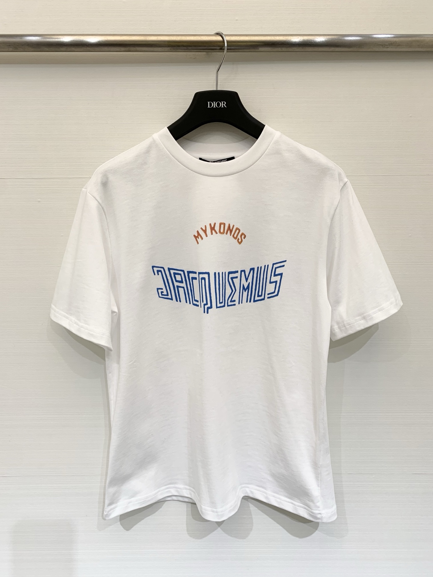 NO:709331,JACQUEMUS 2026 early spring new style short-sleeved T-shirt with fun printing of Mykonos coffee. The red mykonos letters on the chest and the weird font of JAC form a basic and simple front. A cup of coffee is printed on the back to express the mood of the holiday. One color SMLXL,, T-shirt, tees, t-shirt,19860909JACQUEMUS 2026早春新款 度假风米克诺斯岛咖啡趣味印花短袖T恤,胸前红色的mykonos字母和JAC的怪诞字体组成了基础简约的正面,后背用一杯咖啡印花来表达假日的心情 一色SMLXL,,T-shirt,tees，t-shirt,,Women's clothing