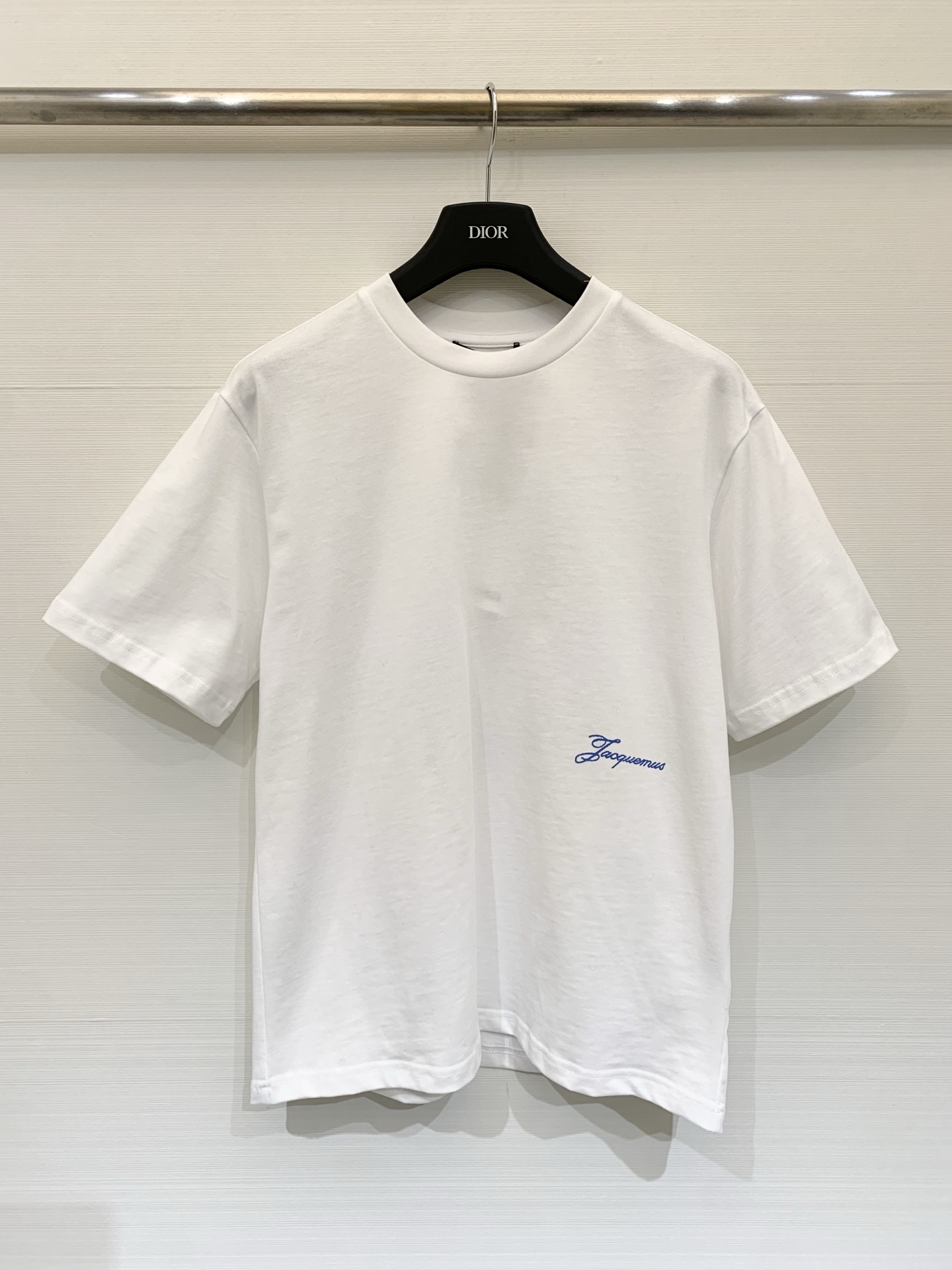 NO:709329,JACQUEMUS 2026 Early Spring New Style Holiday Style Room 13 Key Fun Printed Short-Sleeved T-shirt, focusing on Southern French style and vacation travel culture, the front is simple and clean, there is a blue print of the signature logo on the side of the waist, and the back is a large pattern of a key with a nameplate, engraved with JACQUEMUS and Room 13, the old keys and pendants full of palace style, interpreting classical and retro  One color SMLXL,,T-shirt,tees,t-shirt,19860909JACQUEMUS 2026早春新款 度假风13号房间钥匙趣味印花短袖T恤,主打南法风情和度假旅游文化,正面简约干净,腰部的侧面有签名体logo的蓝色印花,后背是一把钥匙带着铭牌的大图案,刻着JACQUEMUS和13号房间,充满宫廷风气息的老钥匙和挂件,演绎了古典和复古 一色SMLXL,,T-shirt,tees，t-shirt,,Women's clothing