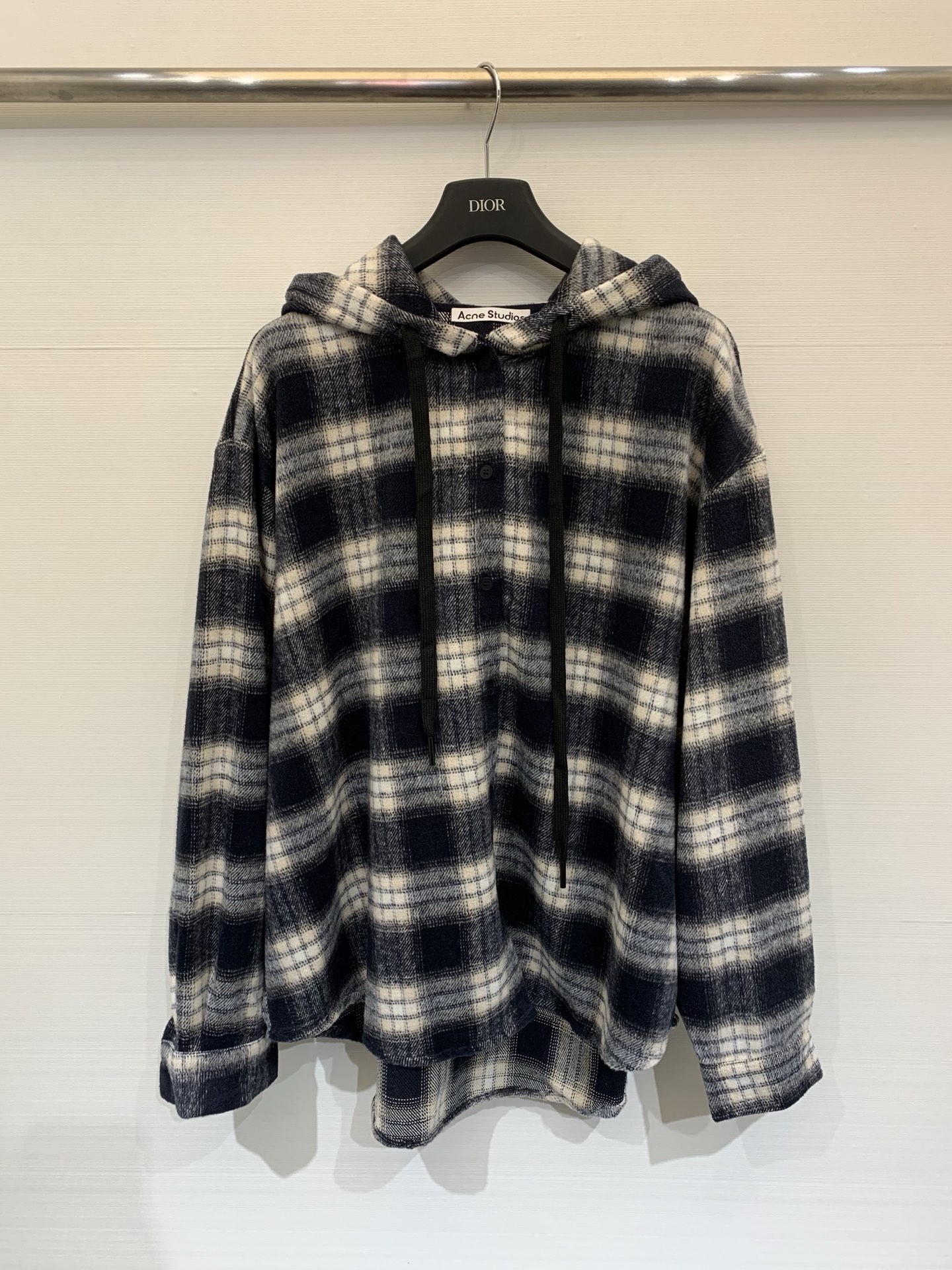 NO:709323,AcneStudios 26 new early spring plaid hooded loose shirt, with the classic plaid pattern intertwined with navy blue and off-white as the main tone. The fabric presents a delicate brushed texture, soft to the touch and has a retro atmosphere. Size SML,,acne studios,dior,shirts,hats,19860909AcneStudios 26早春新款 格纹连帽宽松衬衫,以藏青与米白交织的经典格纹为主调,面料呈现出细腻的磨毛质感,触感柔软且自带复古氛围 码数SML,,acne studios,dior,shirts,hats,,Women's clothing