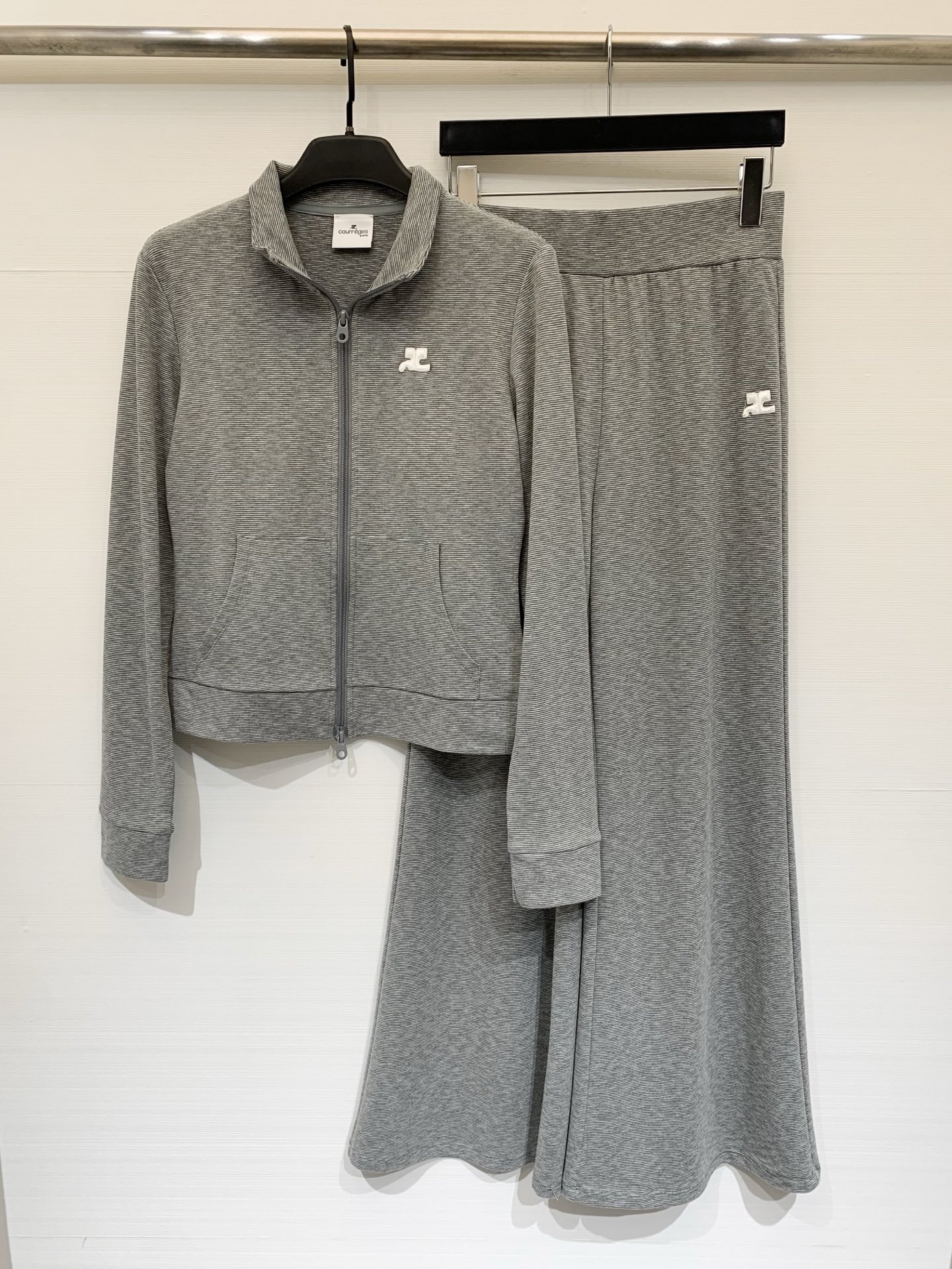 NO:709349,Courreges 26 early spring new style gray pinstripe suit, a casual and lazy fashion item, a two-piece set of short zipper cardigan + high-waisted wide-leg pants, soft and elastic to the touch, with a sense of texture, taking into account comfort and casual texture Size SML,,19860909Courreges 26早春新款 灰色细条纹套装,休闲慵懒风的时尚单品,短款拉链开衫+高腰阔腿裤的两件套,触感柔软且有弹性,自带肌理感,兼顾舒适度与休闲质感 码数SML,,,Women's clothing