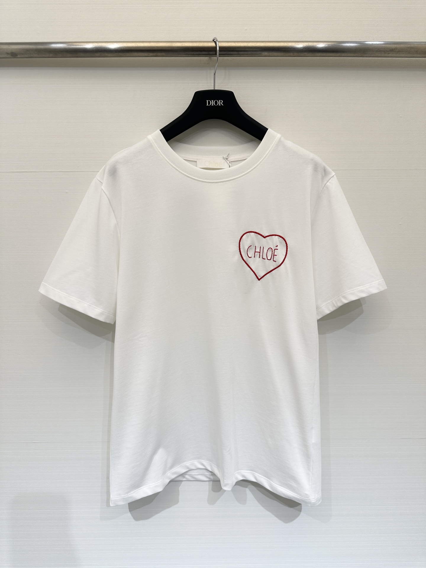 NO:709343,Chloe 26 early spring new love embroidered logo white T-shirt, simple and high-end, minimalist style, size SML P, chloe, loewe, tees, t-shirt,19860909Chloe 26早春新款 爱心刺绣Logo白色T恤,简约高级感,极简穿搭 码数SML P,,chloe,loewe,tees，t-shirt,,Women's clothing