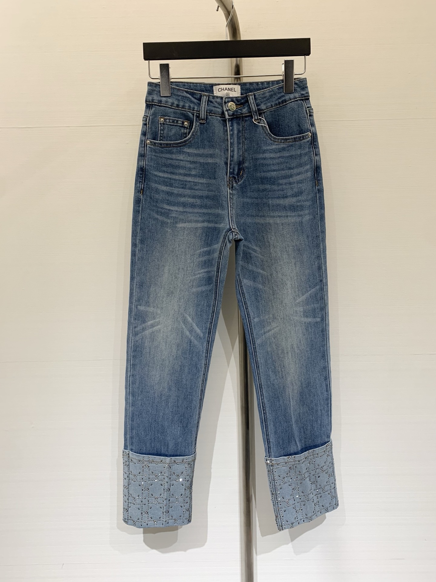 NO:709335,CHANEL 26 new arrival in early spring, rolled hem stretch jeans, made of denim cotton material, rolled hems with rhinestone design, very design point, the fabric is elastic, the upper body does not feel restrictive, the version is straight and nine points, can be worn all year round, size 34-36-38,,chanel,jeans,19860909CHANEL 26早春新品 卷边烫钻弹力牛仔裤,采用牛仔棉材质,卷边裤脚烫钻设计,很有设计点,面料带弹力,上身没有束缚感,版型直筒九分,一年四季都可穿 码数34-36-38,,chanel,jeans,,Women's clothing