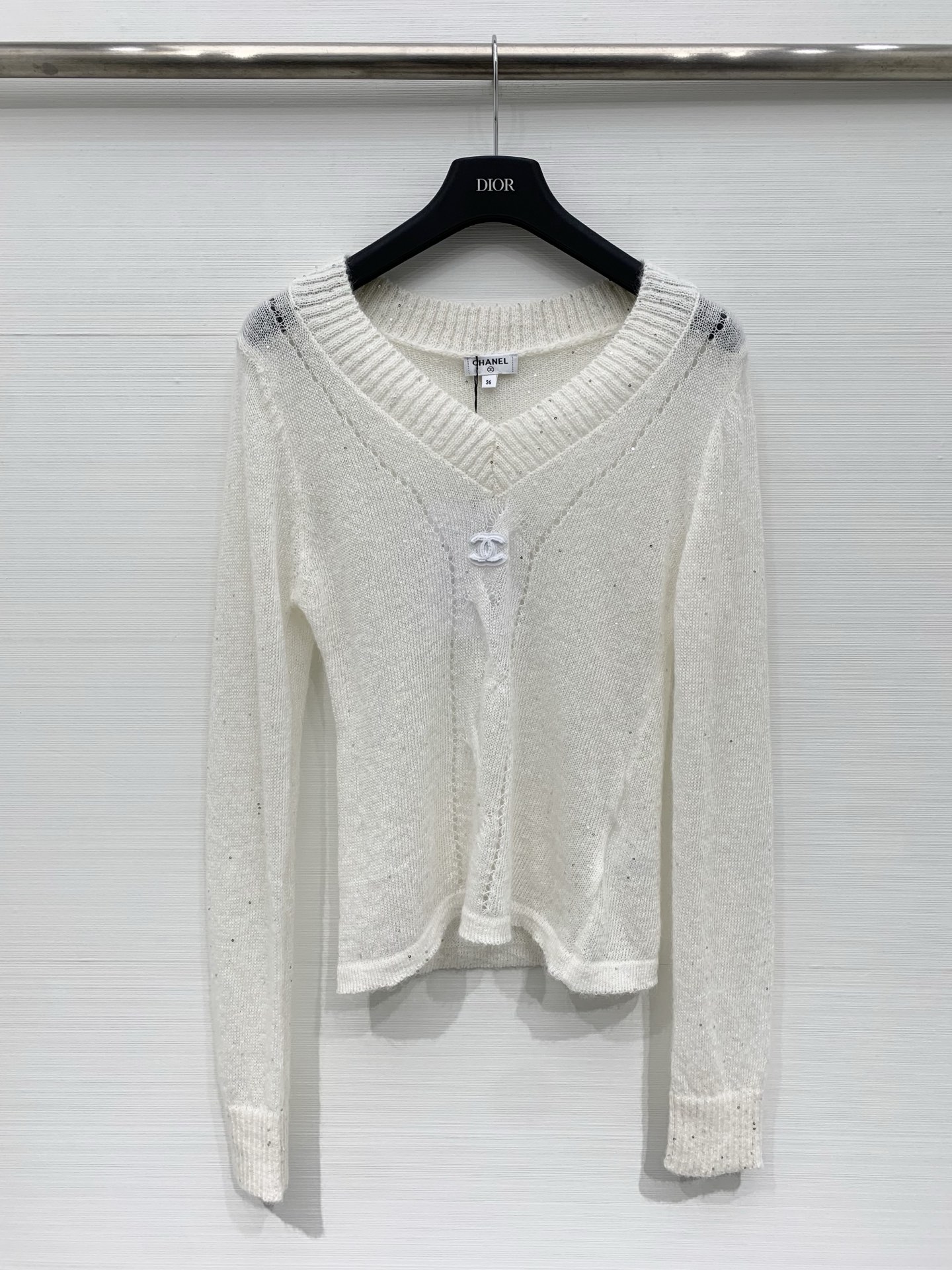 NO:709740,CHANEL 26 early spring series new style French style V-neck knitted cardigan. Made of soft and waxy mohair blended fabric. Fine sparkling diamonds embellished all over. Single double C button as the finishing touch. Two colors: off-white and bean paste pink. Both are versatile colors. Short cut to raise the waistline. Easy to wear whether it is daily commuting or dating. Two-color SML,,chanel,19860909CHANEL 26早春系列新款 法式小香风V领针织开衫 采用软糯的马海毛混纺面料 周身点缀的细闪钻饰 单颗双C纽扣作为点睛之笔 米白与豆沙粉两款配色 均为百搭色系 短款剪裁拉高腰线 无论是日常通勤还是约会出游都轻松拿捏 两色SML,,chanel,,Women's clothing