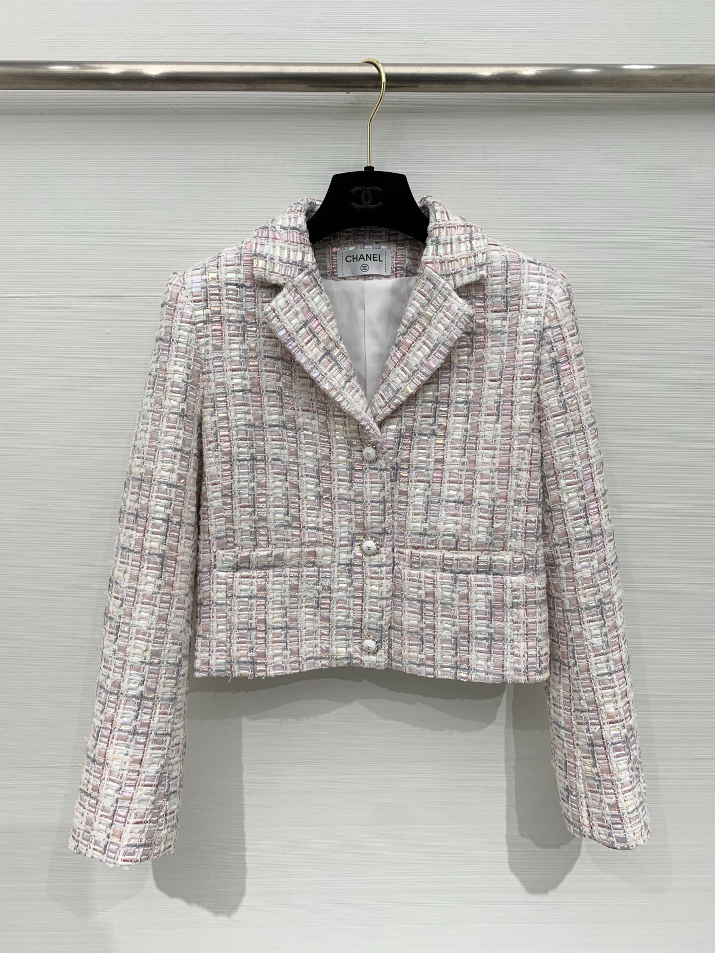 NO:709738,CHANEL 26 early spring series new style, the same style as the show, small fragrant short suit collar suit (can be separated), made of tweed fabric intertwined with pink, white and gray, with French light luxury texture, gentle and noble. The jacket uses a single row of pearl buttons to neatly cut and tighten the waistline to easily create the golden ratio of three to seven points. The high-waisted wide-leg pants are loose and not tight, modifying the shape of the legs while hiding the flesh and slimming down. The suit is designed with the same material and pattern, eliminating the worry of matching.  It’s great when worn alone or underneath. Whether it’s for daily commuting or partying, put on this tweed suit and you’ll instantly have a lazy yet refined ladylike atmosphere. Wear it separately. Size SML. Outside, chanel, jackets & coats, business suit, gold,19860909CHANEL 26早春系列新款 秀场同款 小香风短款西装领套装（可分开） 采用粉白灰交织的粗花呢面料 自带法式轻奢的肌理质感 温柔又显贵气 外套采用单排珍珠扣设计利落剪裁收紧腰线轻松打造三七分黄金比例 高腰阔腿裤版型宽松不压身 修饰腿型的同时还藏肉显瘦 套装同料同纹的设计 省去搭配烦恼 单穿内搭都出彩 无论是日常通勤还是聚会约会 穿上这套粗花呢套装,瞬间拿捏慵懒又精致的名媛氛围感 分开拿 码数SML 外,,chanel,jackets & coats,business suit,gold,,Women's clothing