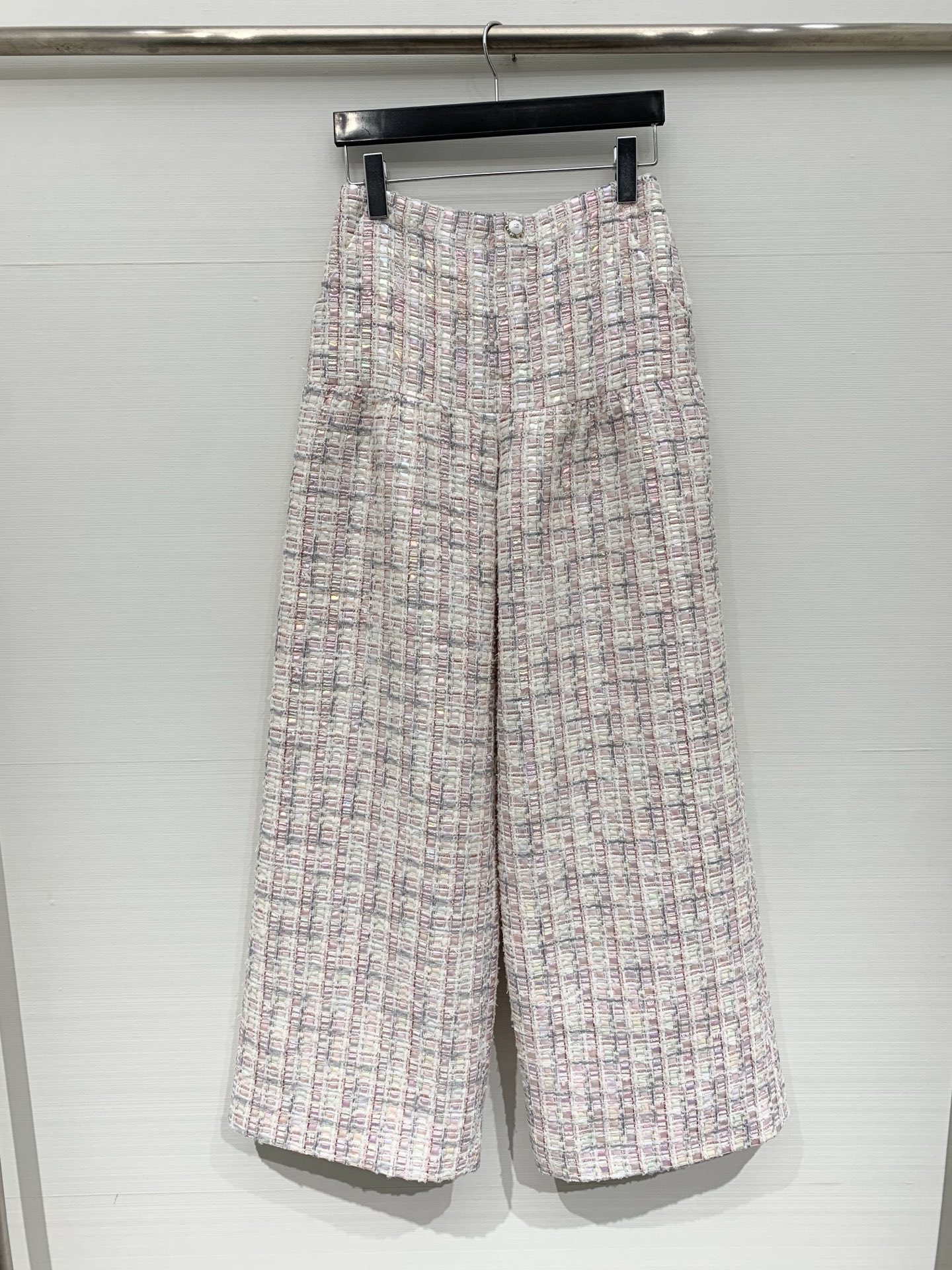 NO:709737,aCHANEL 26 new early spring series, the same style as the show, small fragrant short suit collar suit (can be separated), made of tweed fabric intertwined with pink, white and gray, with French light luxury texture, gentle and noble. The jacket is designed with a single row of pearl buttons, neatly cut, tightening the waistline to easily create the golden ratio of three to seven points. The high-waisted wide-leg pants are loose and not tight, modifying the leg shape while hiding the flesh and slimming down. The suit is designed with the same material and pattern, eliminating the worry of matching.  It looks great when worn alone. Whether it’s daily commuting or partying, put on this tweed suit and instantly get the lazy and sophisticated atmosphere of a celebrity. Hold it separately. Size SML, chanel, jackets & coats, business suit, gold,19860909aCHANEL 26早春系列新款 秀场同款 小香风短款西装领套装（可分开） 采用粉白灰交织的粗花呢面料 自带法式轻奢的肌理质感 温柔又显贵气 外套采用单排珍珠扣设计利落剪裁收紧腰线轻松打造三七分黄金比例 高腰阔腿裤版型宽松不压身 修饰腿型的同时还藏肉显瘦 套装同料同纹的设计 省去搭配烦恼 单穿内搭都出彩 无论是日常通勤还是聚会约会 穿上这套粗花呢套装,瞬间拿捏慵懒又精致的名媛氛围感 分开拿 码数SML,,chanel,jackets & coats,business suit,gold,,Women's clothing