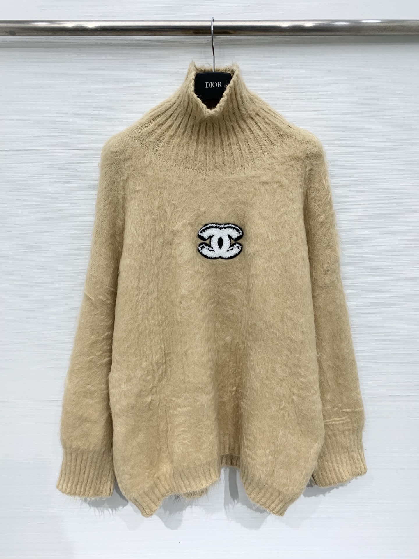 NO:709736,Chanel 26 early spring series new style French style caramel brown wool high-neck knitted fragrant grandmother's classic double C embroidery is low-key and exquisite. The high-neck design welds the gentleness of winter to the body. The furry texture is like a cloud wrapped in it. The loose version hides the flesh and is casual. The length of the dress is just enough to cover the crotch. It can be easily worn to show a lazy and noble look. Size SML,,chanel,19860909Chanel 26早春系列新款 法式小香风焦糖棕毛呢高领针织 香奶奶经典双C刺绣低调又精致 高领设计把冬日温柔焊在身上 毛茸茸的质感像裹了团云朵 宽松版型藏肉又随性 衣长刚好可以盖着胯部 轻松穿出慵懒贵气 码数SML,,chanel,,Women's clothing