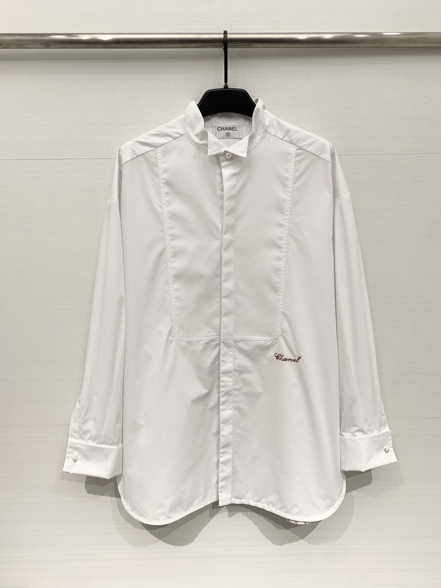 NO:709732,CHANEL 26 early spring series new style, the same small fragrance shirt as shown in the show, advanced custom cotton-feel fabric, long and loose fit, whether worn alone to show sophistication or layered to create layers, you can easily control a variety of styles. The letter embroidery with red logo and the unique hem chain design embellishment allow you to always exude a sense of unintentional high-end in daily wear. Size SML,,chanel,shirts,19860909CHANEL 26早春系列新款 秀场同款小香风衬衫 高级定制棉感面料 长款宽松版型 无论是单穿彰显干练 还是叠搭营造层次 都能轻松驾驭多种风格 那字母刺绣抹红色标识 独特的下摆链条设计点缀 让你在日常穿搭中 时刻散发着不刻意的高级感 码数SML,,chanel,shirts,,Women's clothing