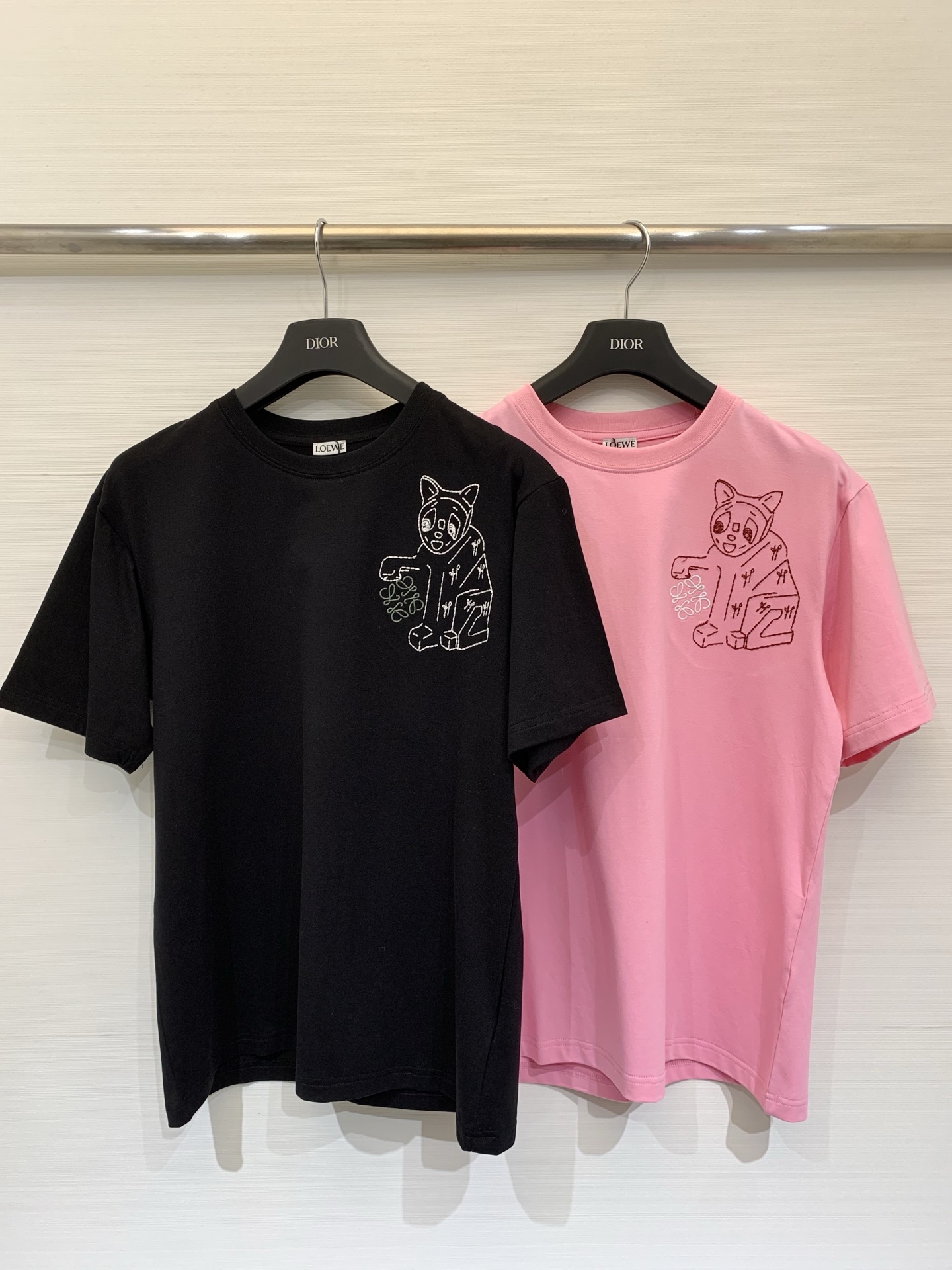 NO:715435,Loewe 26 early spring new style pure cotton T-shirt for couples, embroidered doll craftsmanship, age-reducing fashion, two-color SMLXLXXL,,loewe,tees,t-shirt,19860909Loewe 26早春新款 情侣款纯棉T恤 刺绣公仔工艺 减龄时髦 两色SMLXLXXL,,loewe,tees，t-shirt,,Women's clothing