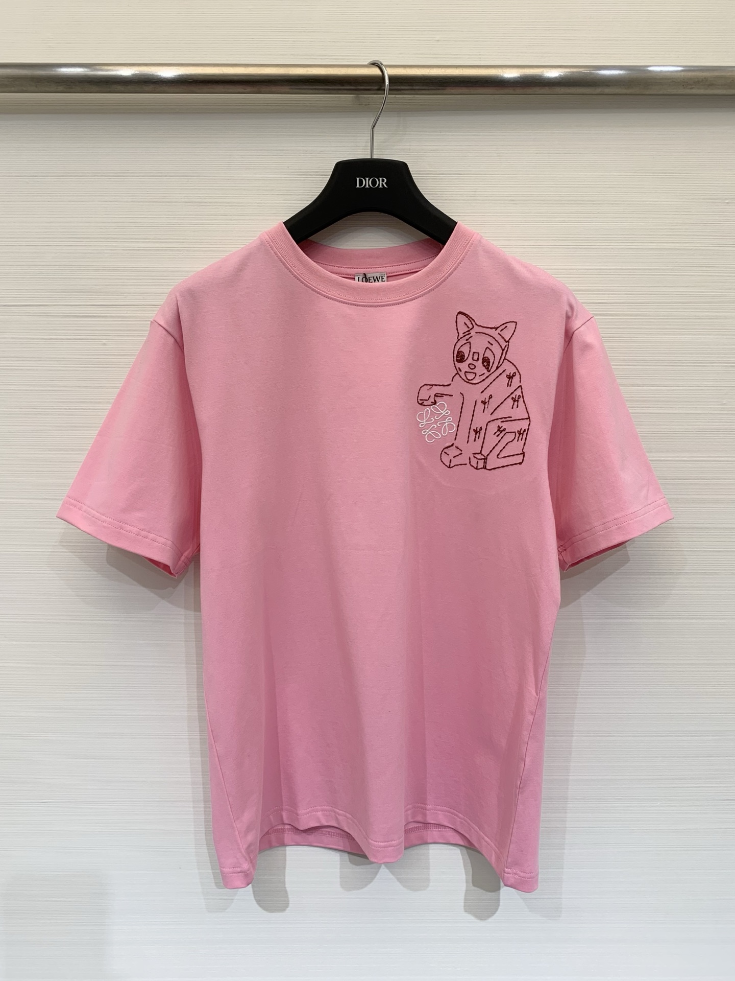NO:715438,Loewe 26 early spring new style pure cotton T-shirt for couples, embroidered doll craftsmanship, age-reducing fashion, two-color SMLXLXXL,,loewe,tees,t-shirt,19860909Loewe 26早春新款 情侣款纯棉T恤 刺绣公仔工艺 减龄时髦 两色SMLXLXXL,,loewe,tees，t-shirt,,Women's clothing