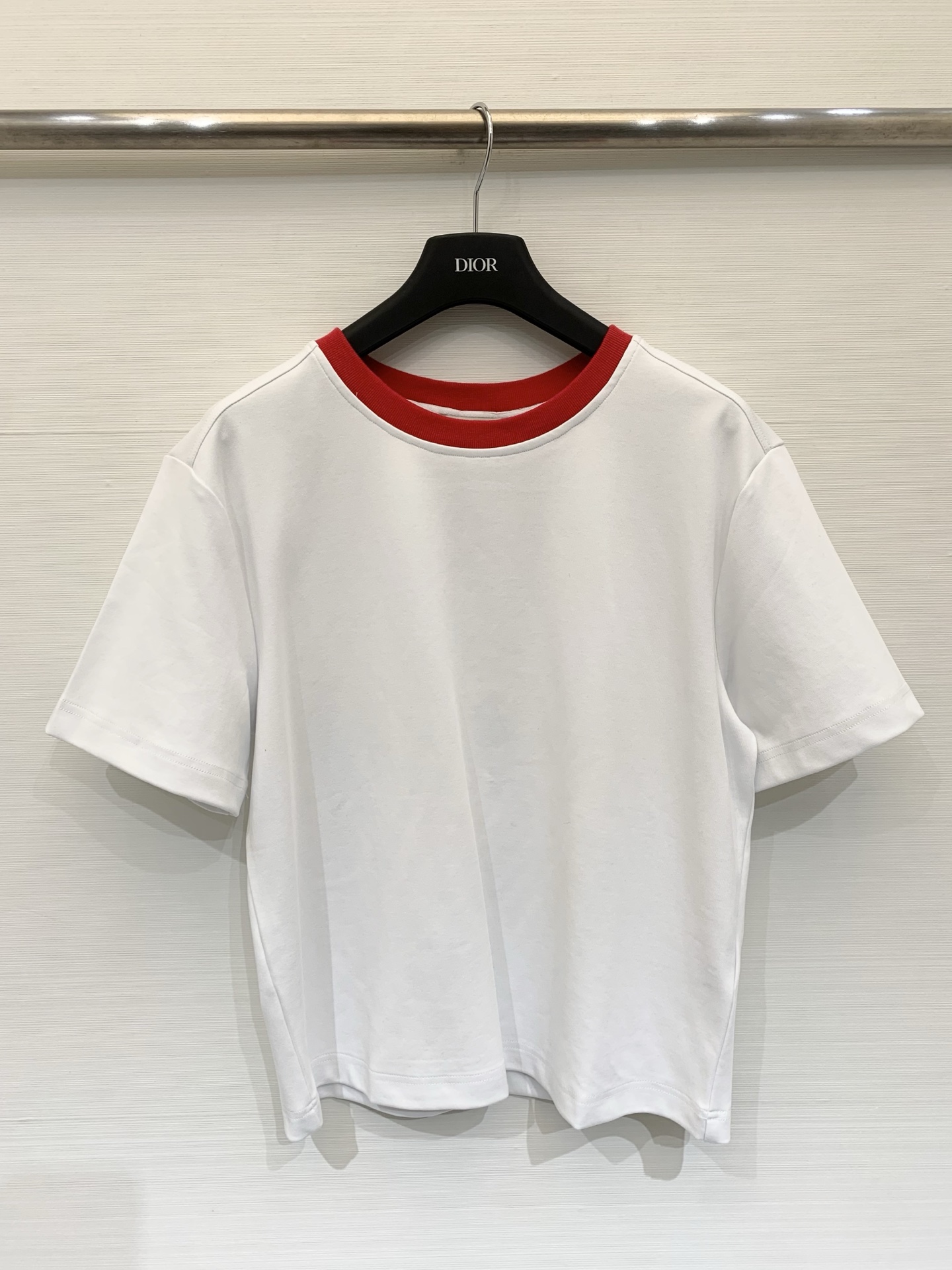 NO:715444,PORTS 26 early spring new style 1961 new pony T-shirt, white cotton blended fabric, soft and skin-friendly, super comfortable for daily wear! Red collar + back drawstring pony pendant, full of details, smart and interesting. Loose H-shaped tailoring, slim and versatile, can be easily used for commuting, dating, and leisure. The pony element is super recognizable, paired with the same series of skirts or simple trousers, you can easily get a fashionable look  Size SML,,skirts,tees,t-shirt,19860909PORTS 26早春新款 1961新品小马T恤,白色棉混纺面料,柔软亲肤,日常穿着超舒适!红色领口+后背抽绳小马挂坠,细节满分,灵动又有趣 .松身H型剪裁,显瘦又百搭,通勤,约会,休闲都能轻松驾驭.小马元素超有辨识度,搭配同系列半裙或简约裤装,轻松get时尚造型 码数SML,,skirts,tees，t-shirt,,Women's clothing