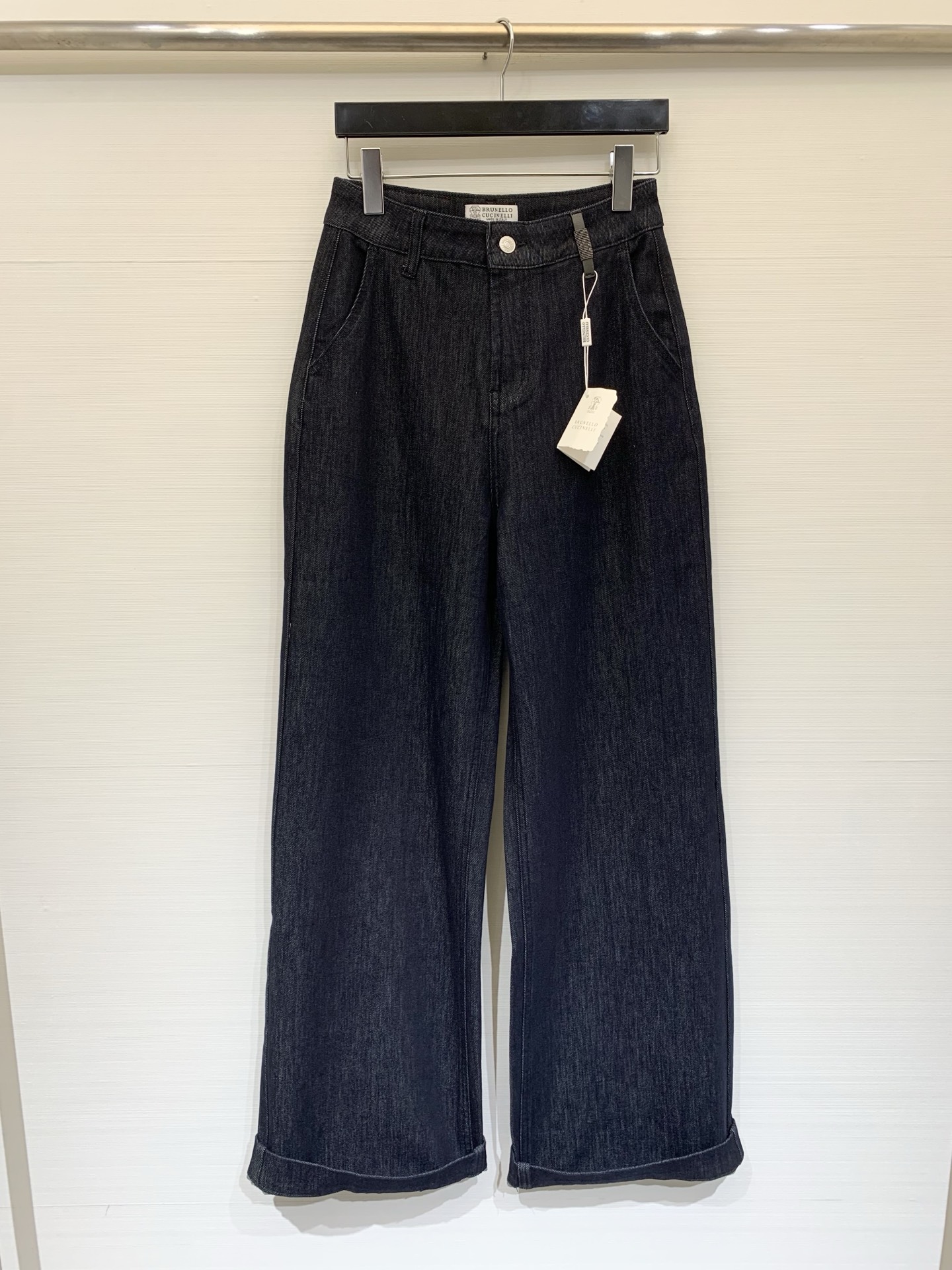 NO:715421,BC 26 early spring new style, loose straight jeans with logo on the waist, classic leather brand embellishment on the back waist, loose fit that is not attractive, soft and skin-friendly fabric, high-end and elegant, code number SMLXL,,jeans,19860909BC 26早春新款 腰饰Logo宽松直筒牛仔裤 后腰经典皮牌点缀 宽松版型不挑人 面料柔软亲肤 高级大气 码数SMLXL,,jeans,,Women's clothing