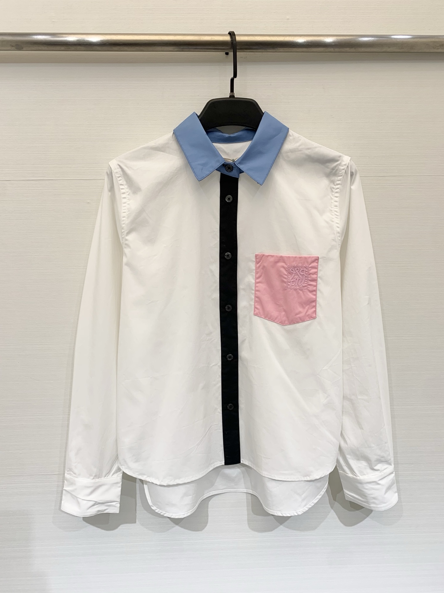 NO:715424,Marni  2026 spring and summer contrasting color splicing shirt, white base with blue collar, black placket and pink pockets, full of design, pure cotton fabric is skin-friendly and breathable, loose fit is super casual, not flattering on the figure, the brand embroidery on the pink pocket is very recognizable, details must be paid attention to! It can be easily controlled for daily commuting and leisure, it looks great with denim skirts or casual pants, sweet, cool and high-end, easy to create a dopamine style. Number of SML,, marni, skirts, shirts,19860909Marni 2026春夏撞色拼接衬衫,白底配蓝色领口,黑色门襟和粉色口袋,设计感满满,纯棉面料亲肤透气,宽松版型超显随性,不挑身材,粉色口袋上的品牌刺绣超有辨识度,细节控必入!日常通勤,休闲都能轻松驾驭,搭配牛仔裙或休闲裤都很出彩,甜酷又高级,轻松打造多巴胺穿搭风格码数SML,,marni,skirts,shirts,,Women's clothing