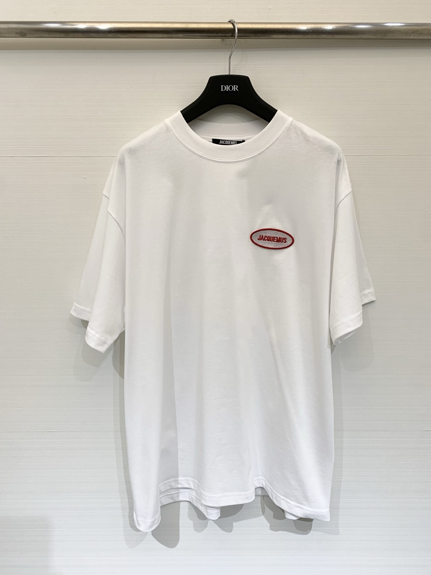NO:715427,JACQUEMUS 2026 spring and summer new La Croisière series 'The Stazione' embroidered logo short-sleeved T-shirt, La Croisière series is based on the theme of 'cruising', loose tailoring, vacation and leisure style, using simplicity to create a relaxed and comfortable atmosphere, oval embroidered patch logo on the chest, minimalist aesthetics, silhouette style, 230 grams washed cotton  Two-color SMLXL,,T-shirt,tees,t-shirt,19860909JACQUEMUS 2026春夏新款La Croisière 系列 'The Stazione' 刺绣徽标短袖T恤,La Croisière 系列以“巡航”为主题,宽松剪裁,度假休闲的版型,用简约营造轻松惬意的氛围,胸口椭圆形的刺绣贴布logo,极简主义美学,廓形款,230克水洗棉质 两色SMLXL,,T-shirt,tees，t-shirt,,Women's clothing