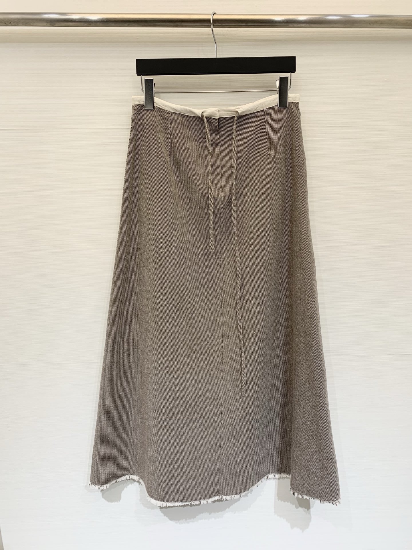 NO:715732,Courreges 26 early spring new style, light brown gray tone raw edge tassel skirt, made of ultra-cotton blended fabric with delicate texture, showing a low-key variegated texture, high-waisted A-line version with wide hem, the skirt is loose and drapey, which can modify the body shape, and the arc of the skirt makes the whole body more elegant. Size SML,,skirts,19860909Courreges 26早春新款 浅咖灰色调毛边流苏半裙,采用带有细腻肌理的超赛棉混纺面料,呈现出低调的杂色质感,高腰A字大摆版型,裙身宽松垂顺,能修饰身形,裙摆展开的弧度让整体更具飘逸感 码数SML,,skirts,,Women's clothing