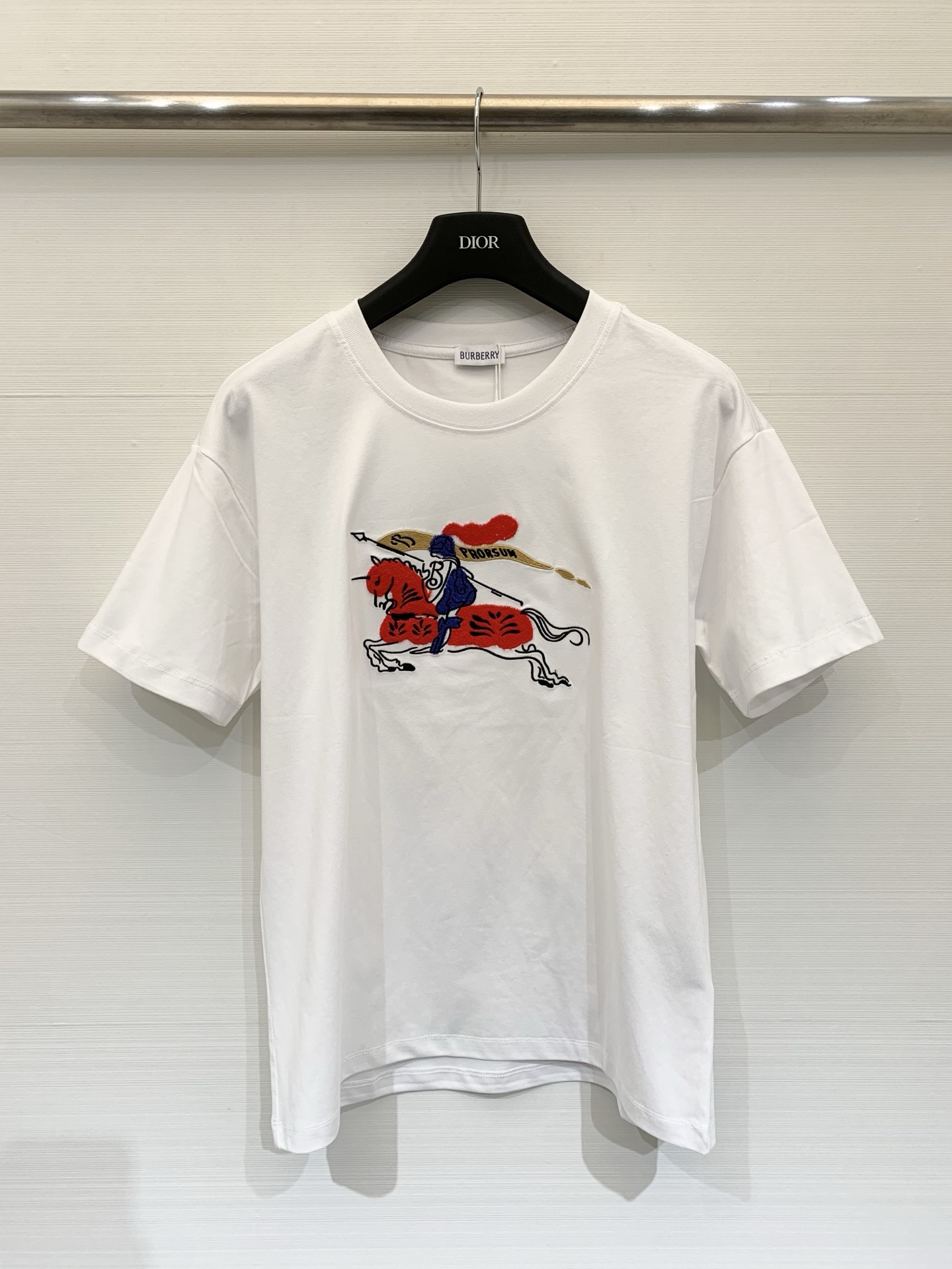 NO:715750,Burber*y 26SS New Year limited equestrian knight logo round neck short-sleeved T-shirt, classic round neck cut with loose silhouette, soft cotton fabric is selected to create a comfortable wearing feeling, the embroidered equestrian knight logo on the chest is integrated into the New Year red/pure white two-color design, the logo details are presented with three-dimensional embroidery, the red tone of the New Year limited edition adds a festive atmosphere, the simple version is suitable for various daily wear scenarios, size S/M/L,, burberry, T-shirt, tees, t-shirt,19860909Burber*y 26SS新年限定马术骑士徽标圆领短袖T恤,经典圆领剪裁搭配宽松廓形,甄选柔软棉质面料打造舒适穿着感,胸前刺绣马术骑士徽标融入新年红/纯净白双色设计,徽标细节采用立体绣艺呈现,新年限定款的红色调更添节日氛围,简约版型适配日常多种穿搭场景,码数S/M/L,,burberry,T-shirt,tees，t-shirt,,Women's clothing