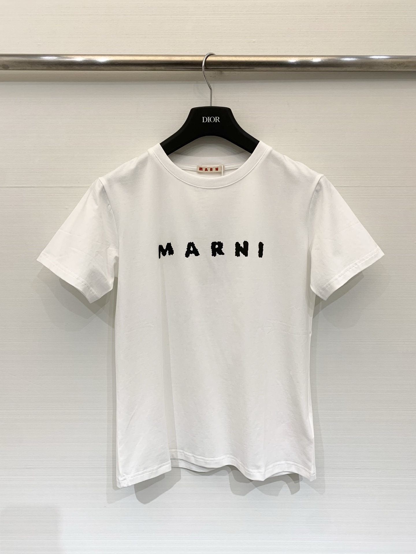 NO:715744,MARNI 26 early spring new style printed letter Logo short-sleeved T-shirt, simple and advanced, two-color SML,,marni,T-shirt,tees,t-shirt,19860909MARNI 26早春新款 印花字母Logo短袖T恤 简约高级 两色SML,,marni,T-shirt,tees，t-shirt,,Women's clothing