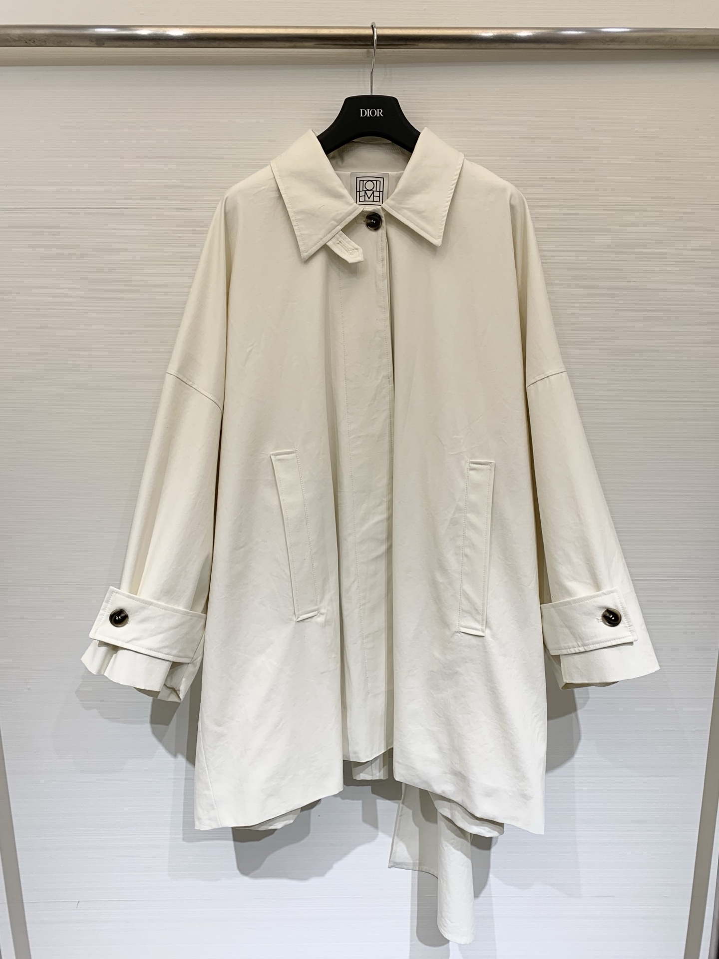 NO:715738,Toteme 26 new early spring style off-white loose mid-length windbreaker jacket, adopts Oversize loose shoulder version, not flattering on the figure, front and back contrast design. The front is a classic shirt collar + single button placket, simple and neat, and the back is a layered detachable large shawl, which is smart and elegant when walking, breaking the monotony of the basic style. Size SM, versace, jackets & coats, shirts, shawls,19860909Toteme 26早春新款 米白色宽松廓形中长款风衣外套,采用Oversize宽松落肩版型,不挑身材,前后反差设计正面是经典的衬衫领+单粒扣门襟,简约利落,背面是层次感拆卸大披肩,行走间灵动飘逸,打破了基础款的单调 码数SM,,versace,jackets & coats,shirts,shawls,,Women's clothing