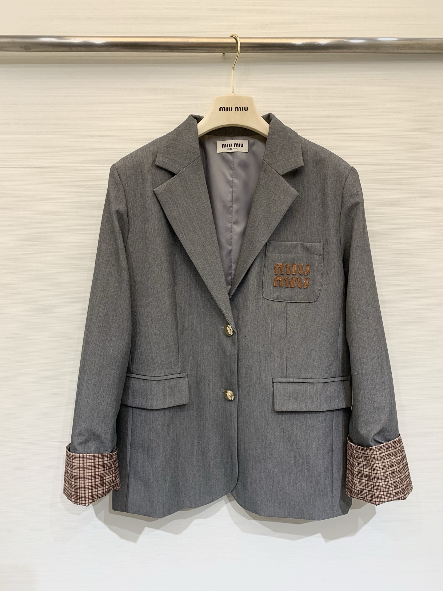 NO:715725,MIUMI* Classic Reversed Sleeve Contrast Color Suit Jacket A favorite among fashionistas!  The details are exquisite. Every piece you get is full of surprises. High-end fashion craftsmanship. The fit is perfect. It doesn’t matter the figure. Practical and versatile. It combines comfort and functionality. Highly recommended. Two-color SML, miumiu, jackets & coats,19860909MIUMI* 经典款 反袖撞色西服外套 时尚达人的心头好！细节精致 每一件到手都是惊喜满溢 高级时装工艺 版型绝绝子 不挑身材 实用百搭 舒适与功能相结合,强推入手 两色SML,,miumiu,jackets & coats,,Women's clothing