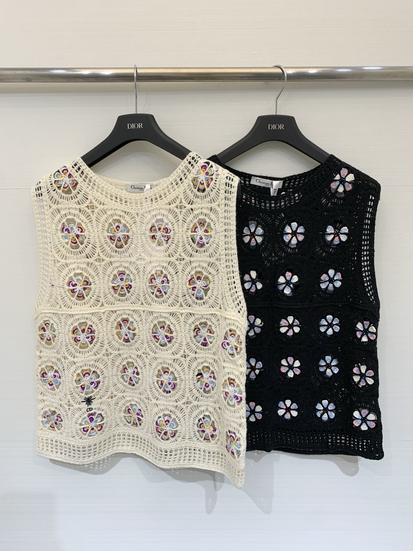 NO:715719,DIOR 26 early spring new style hollow flower knitted vest, pattern decoration and embellishment, series models shipped, upper body with high-end atmosphere, two-color SML,, dior,19860909DIOR 26早春新款 镂空花朵针织背心 图案修饰点缀 系列款出货 上身高级氛围感 两色SML,,dior,,Women's clothing