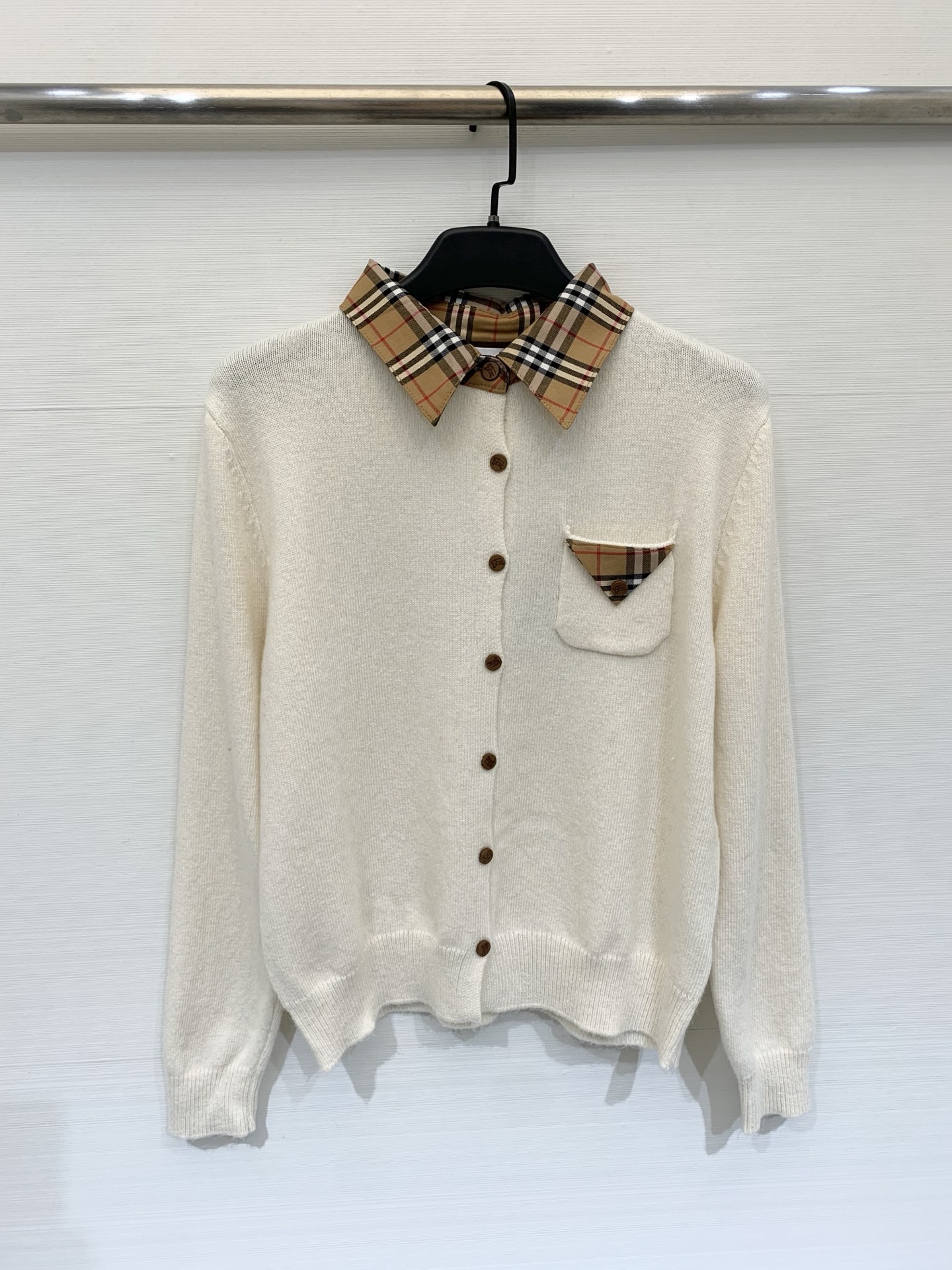 NO:717525,Burbe*ry 26 early spring new style spliced ​​Polo collar knitted cardigan Logo pattern decoration embellished series models shipped upper body high-end atmosphere three-color SML,, burberry,19860909Burbe*ry 26早春新款 拼接Polo领针织开衫 Logo图案修饰点缀 系列款出货 上身高级氛围感 三色SML,,burberry,,Women's clothing