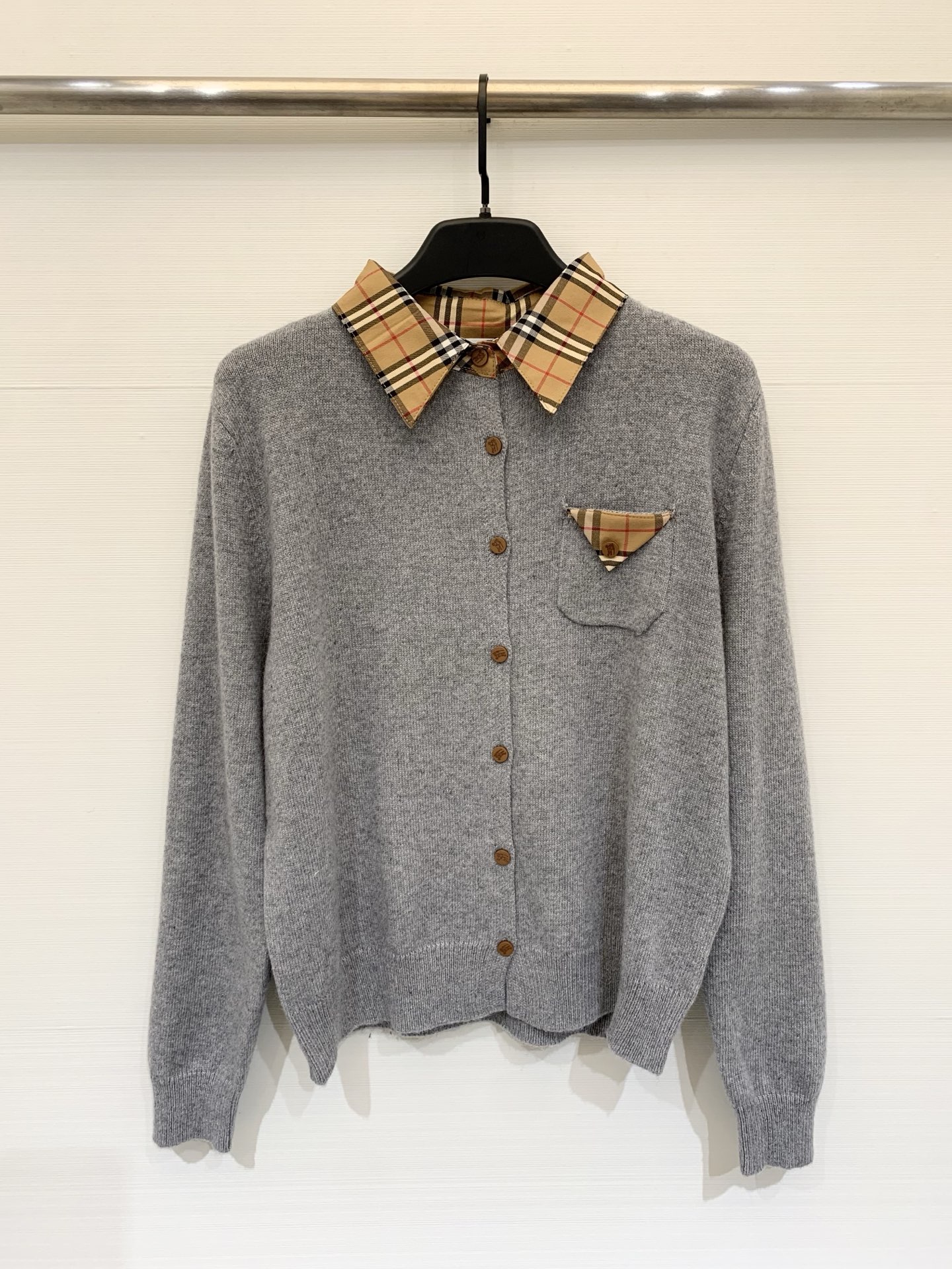 NO:715717,Burbe*ry 26 early spring new style spliced ​​Polo collar knitted cardigan Logo pattern decoration embellishment series models shipped upper body high-end atmosphere three-color SML P,,burberry,19860909Burbe*ry 26早春新款 拼接Polo领针织开衫 Logo图案修饰点缀 系列款出货 上身高级氛围感 三色SML P,,burberry,,Women's clothing