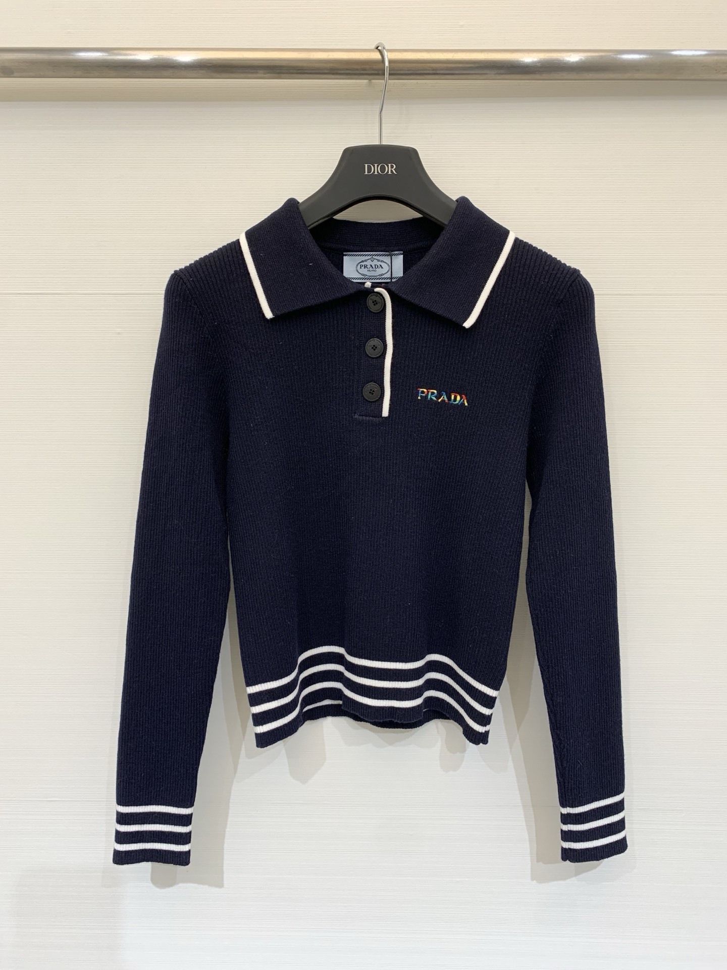 NO:715715,Prad* 26 early spring new model, contrasting color lapel knitted half-open chest, colorful embroidered logo, slim fit, soft and comfortable, daily casual, a must-have for college style!  Code number SML,,prada,19860909Prad* 26早春新款 撞色翻领针织半开胸前彩色刺绣logo修身版型柔软舒适日常休闲是学院风穿搭必备！码数SML,,prada,,Women's clothing