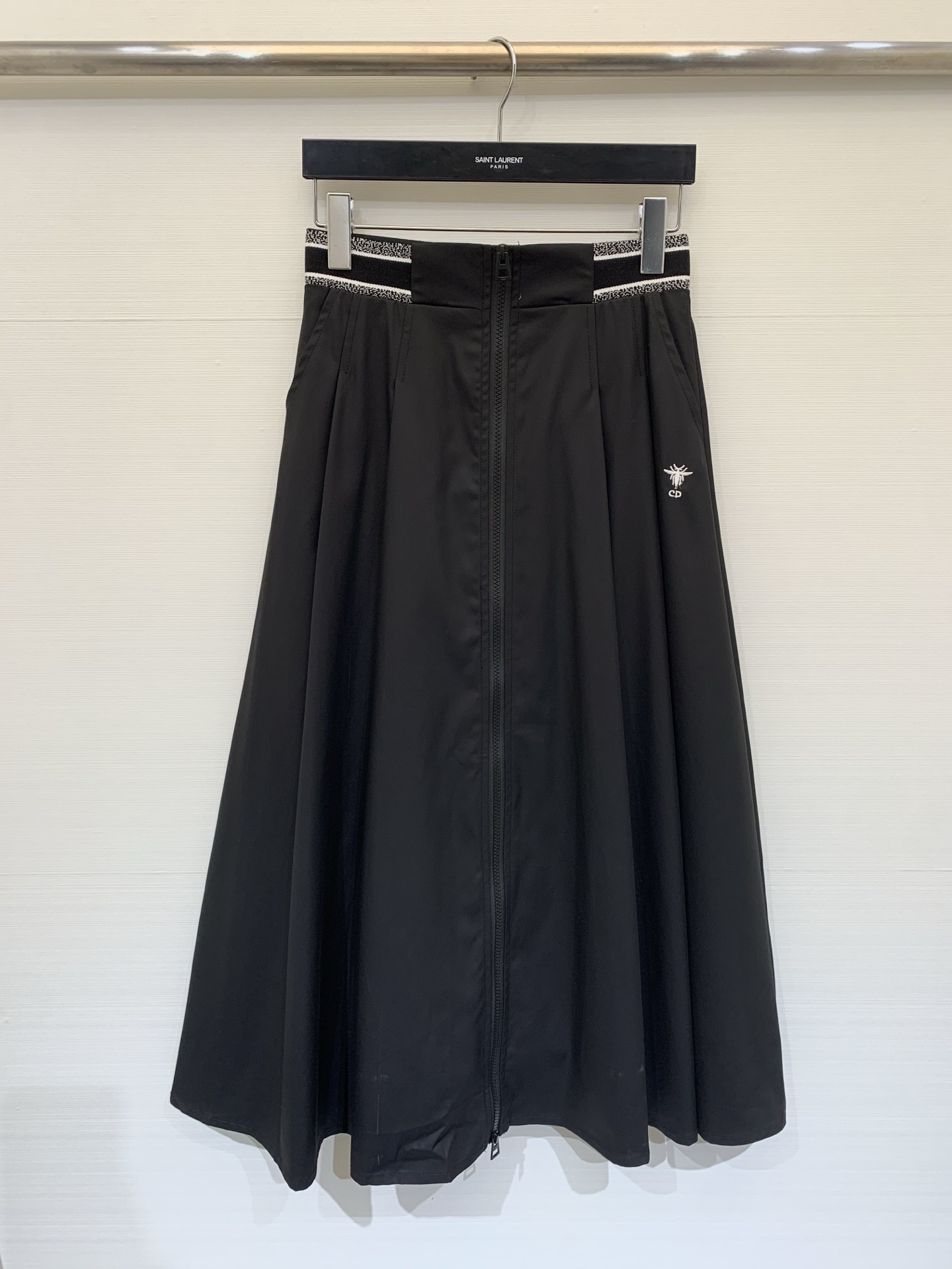 NO:715728,DIO* 26 early spring new style High-waisted umbrella-shaped zipper skirt with waist webbing Customized cotton material Glossy and smooth High-waisted umbrella skirt version The back waist is designed with letter Logo webbing The waist is narrowed to make your curves more beautiful Little bee embroidery on the skirt Modifies the leg curves and accommodates the figure Classic color scheme Retro and modern Two-color SML P, dior, skirts,19860909DIO* 26早春新款 腰头织带高腰伞状拉链半裙 定制棉材质 光泽垂顺 高腰伞裙版型 后腰以字母Logo织带设计 收腰更显曲线美 裙身小蜜蜂刺绣 修饰腿部曲线包容身材 经典配色复古摩登 两色SML P,,dior,skirts,,Women's clothing