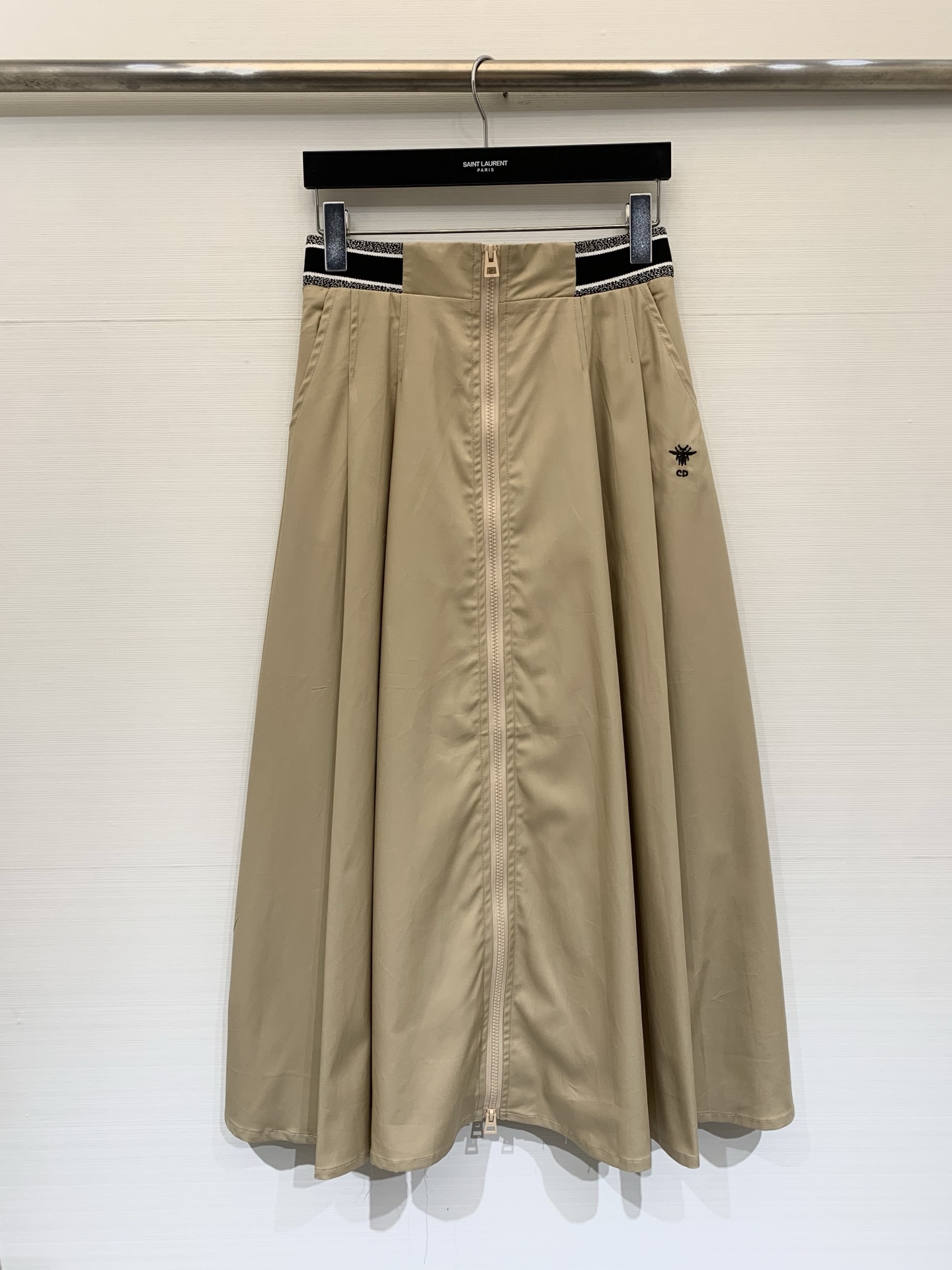 NO:715724,DIO* 26 early spring new style High-waisted umbrella zipper skirt with waist webbing Customized cotton material Glossy and smooth High-waisted umbrella skirt version The back waist is designed with letter Logo webbing The waist is narrowed to make your curves more beautiful Little bee embroidery on the skirt Modifies the leg curves and accommodates the figure Classic color matching retro modern Two-color SML, dior, skirts,19860909DIO* 26早春新款 腰头织带高腰伞状拉链半裙 定制棉材质 光泽垂顺 高腰伞裙版型 后腰以字母Logo织带设计 收腰更显曲线美 裙身小蜜蜂刺绣 修饰腿部曲线包容身材 经典配色复古摩登 两色SML,,dior,skirts,,Women's clothing