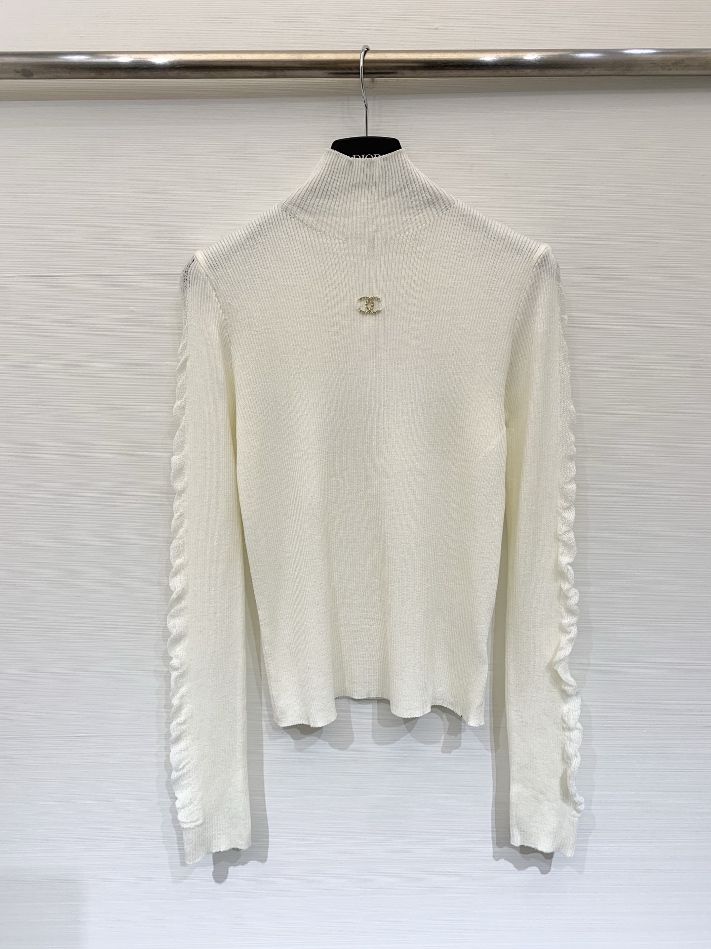 NO:715722,CHANEL 26 early spring new style high-neck knitted bottoming shirt with double C Logo pattern decoration on the chest and high-end atmosphere on the upper body. Two-color SML,,chanel,19860909CHANEL 26早春新款 高领针织打底衫 胸前双C Logo图案修饰点缀 上身高级氛围感 两色SML,,chanel,,Women's clothing