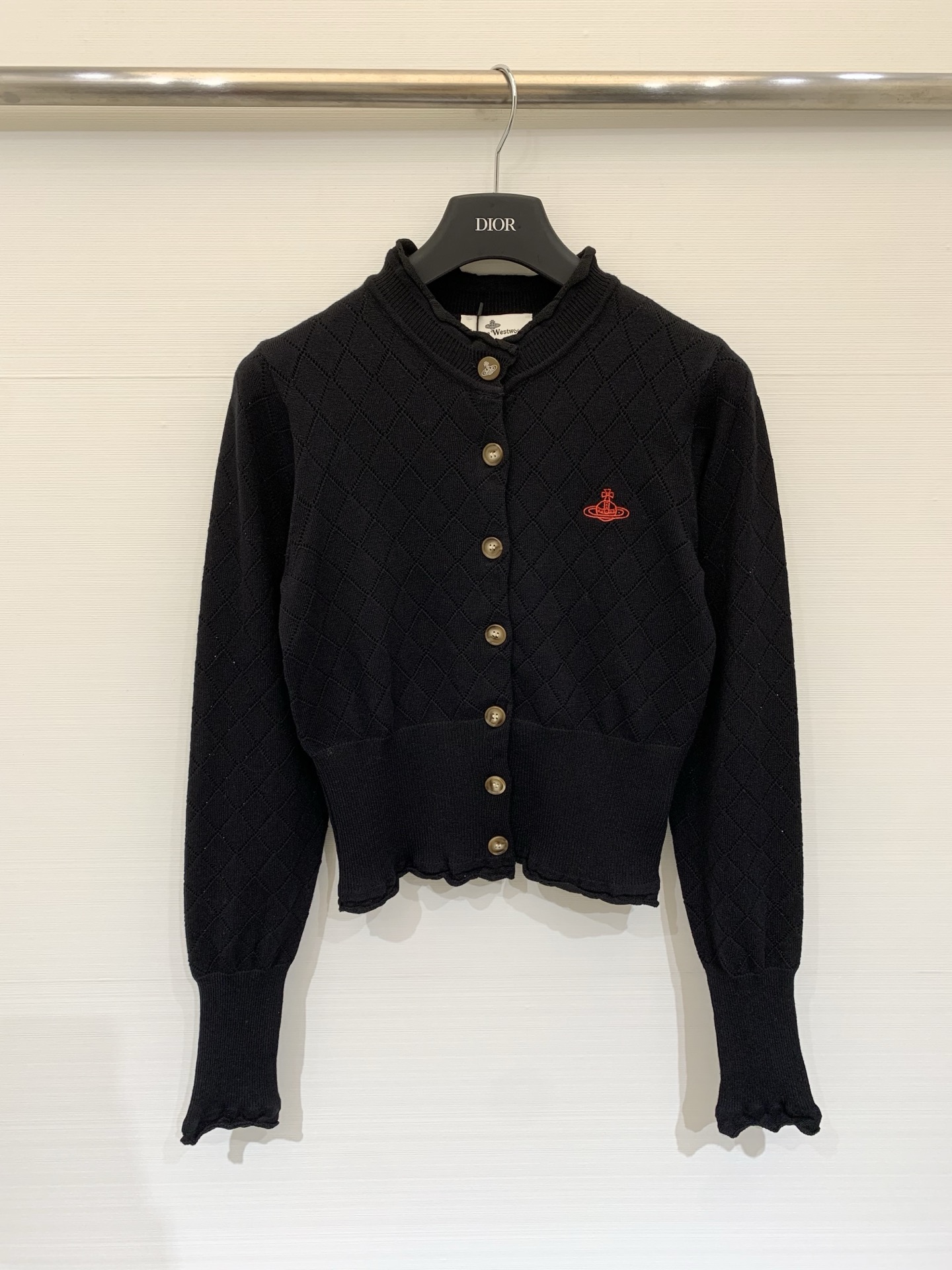 NO:715720,VivienneWestwood Queen Mother 26 early spring new diamond pattern Saturn embroidered cardigan style logo pattern decoration upper body high-end atmosphere two-color SML,,19860909VivienneWestwood 西太后 26早春新款 菱格土星刺绣开衫款 logo图案修饰点缀 上身高级氛围感 两色SML,,,Women's clothing