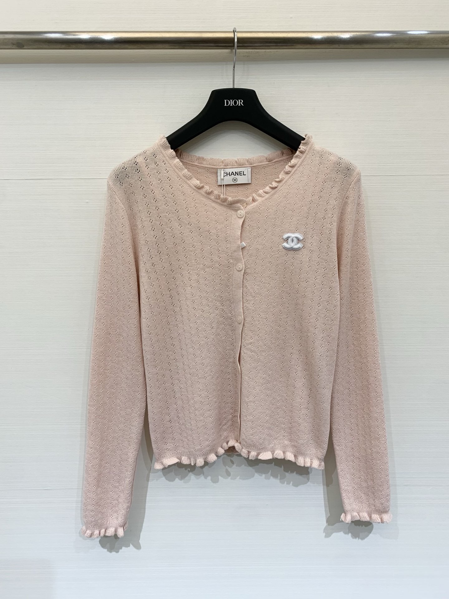 NO:716084,CHANEL 26 early spring new style knitted two-piece set with double C logo pattern decoration on the chest and high-end atmosphere on the upper body three-color SML P,,chanel,19860909CHANEL 26早春新款 针织两件套款 胸前双C logo图案修饰点缀 上身高级氛围感 三色SML P,,chanel,,Women's clothing